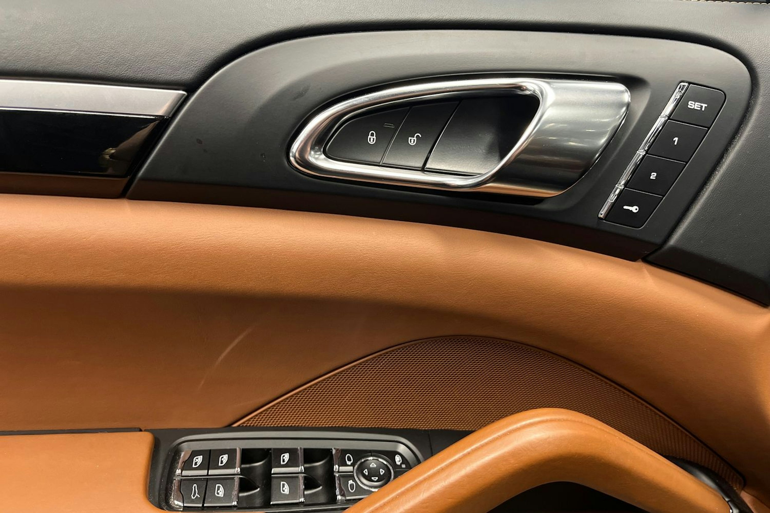 musta Porsche Cayenne 2016 kuva 20.