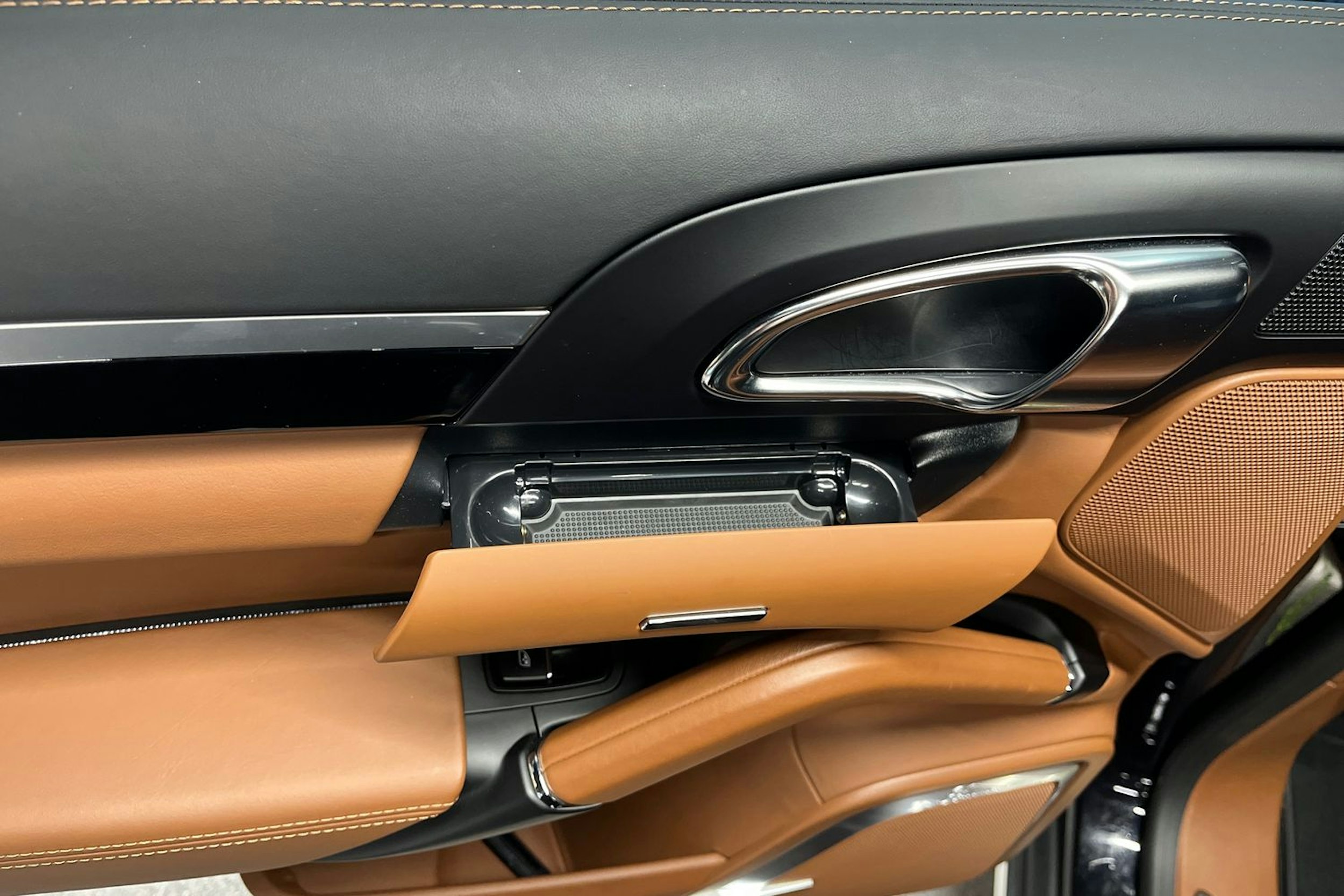 musta Porsche Cayenne 2016 kuva 21.