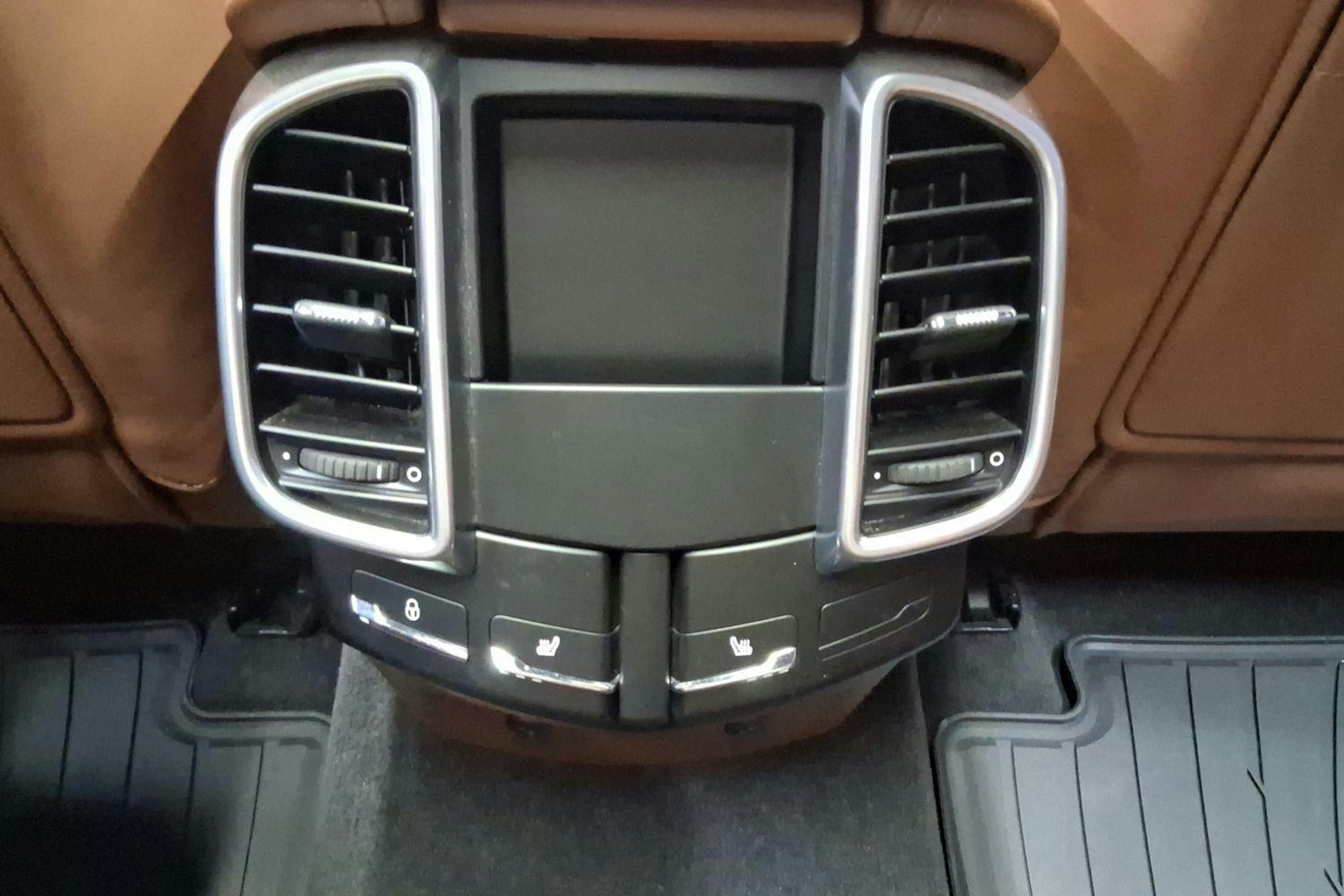 musta Porsche Cayenne 2016 kuva 22.