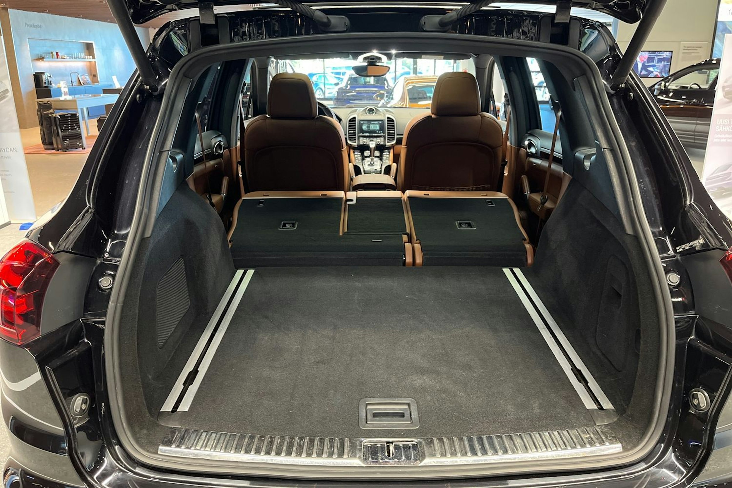 musta Porsche Cayenne 2016 kuva 28.