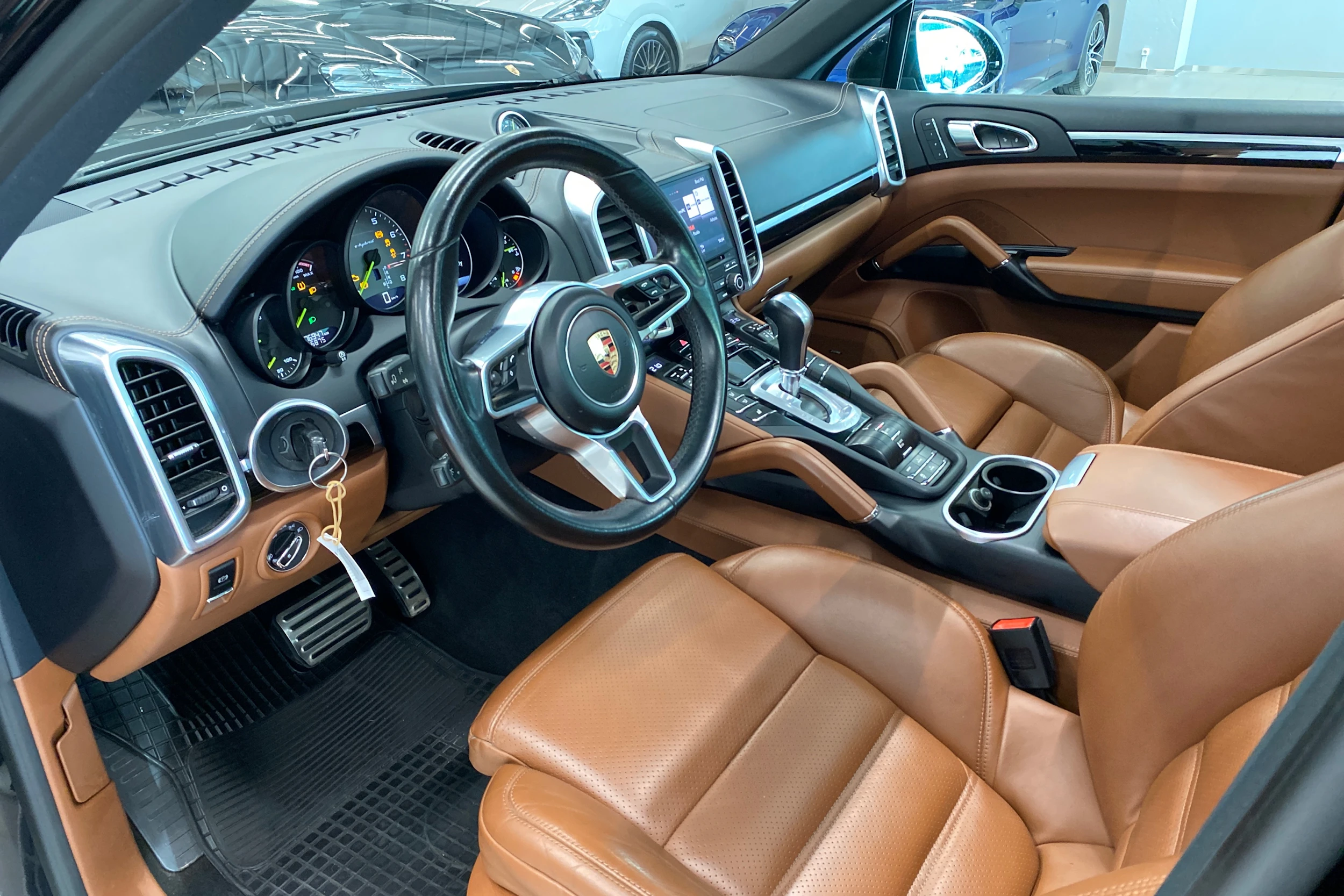 Musta Porsche Cayenne 2017 kuva 13.