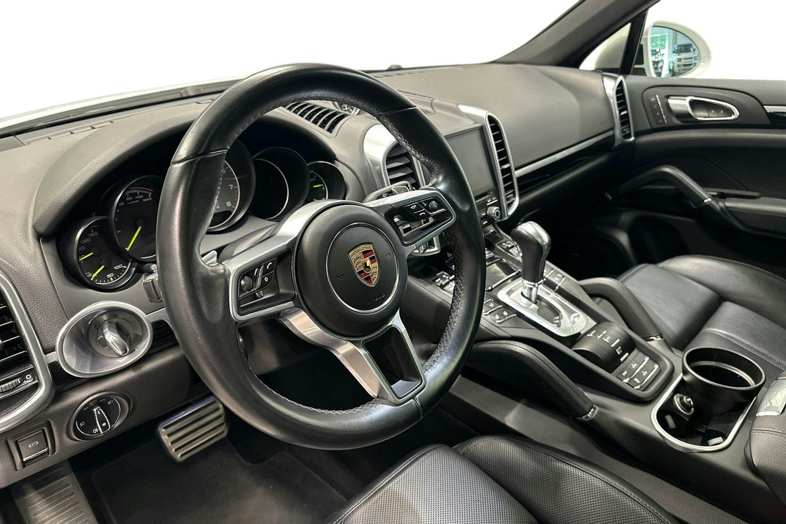 Valkoinen Porsche Cayenne 2017 kuva 6.