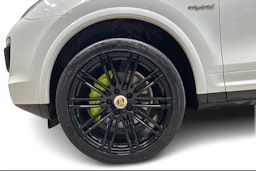 Valkoinen Porsche Cayenne 2017 kuva 9.