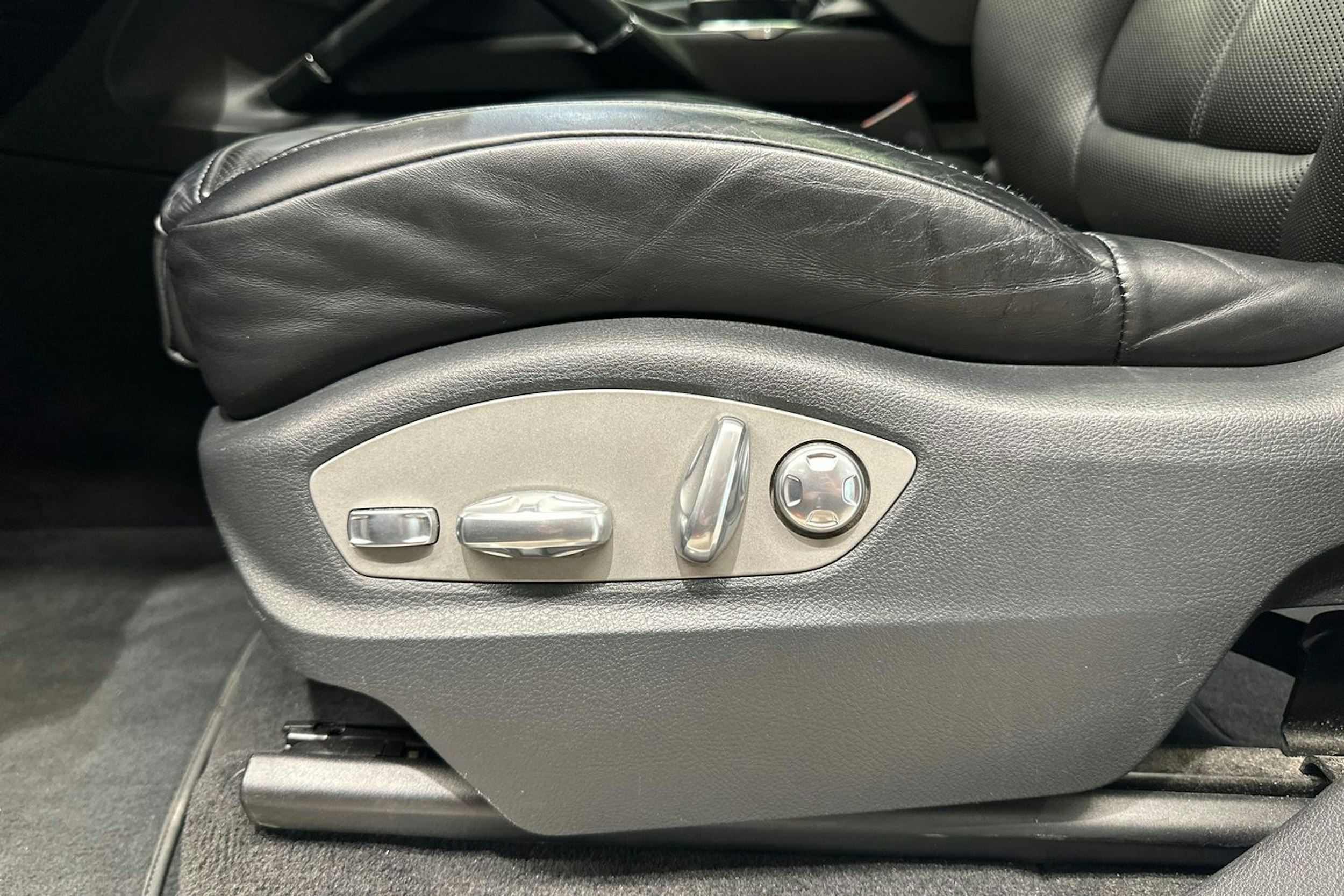 Valkoinen Porsche Cayenne 2017 kuva 11.