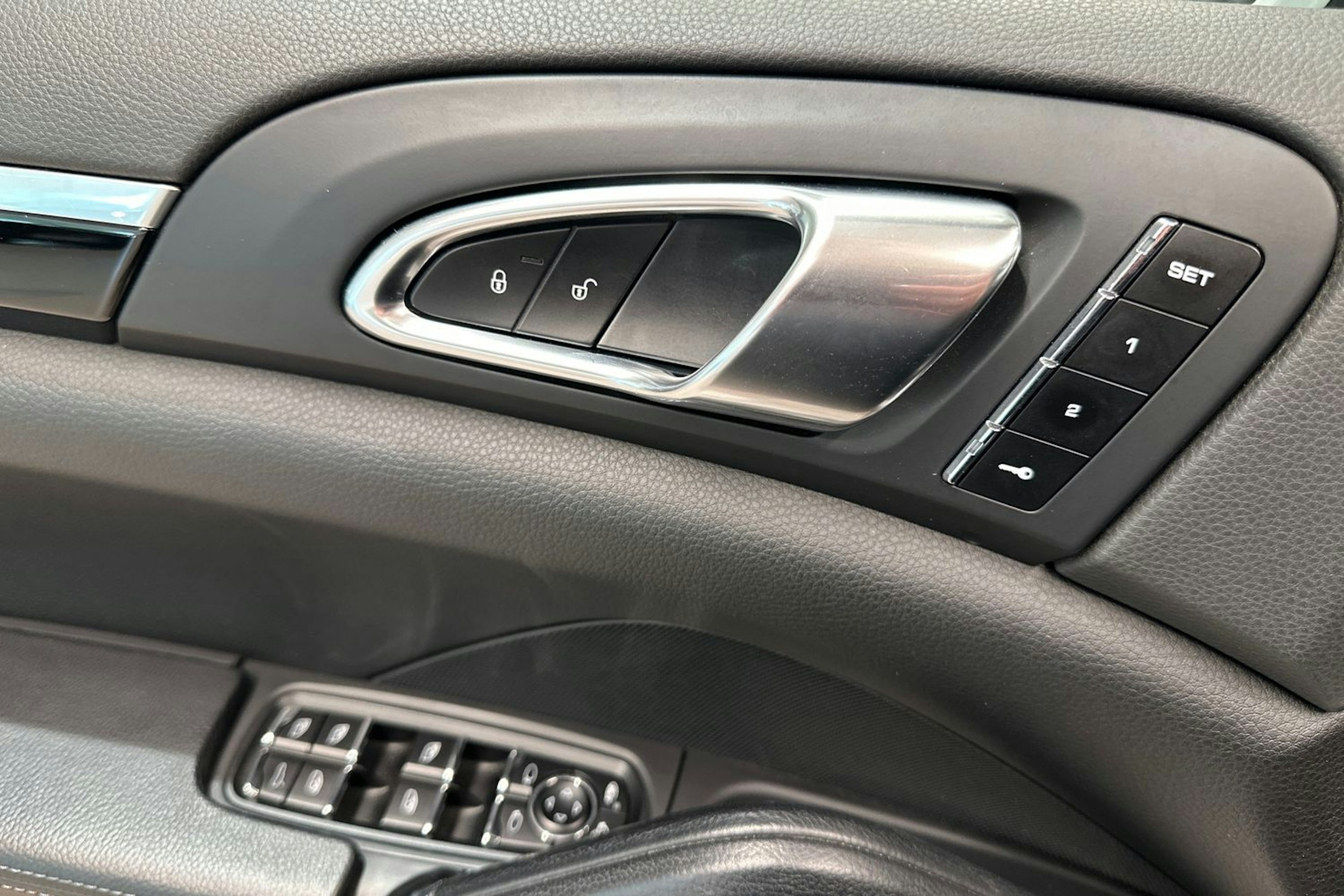 Valkoinen Porsche Cayenne 2017 kuva 12.