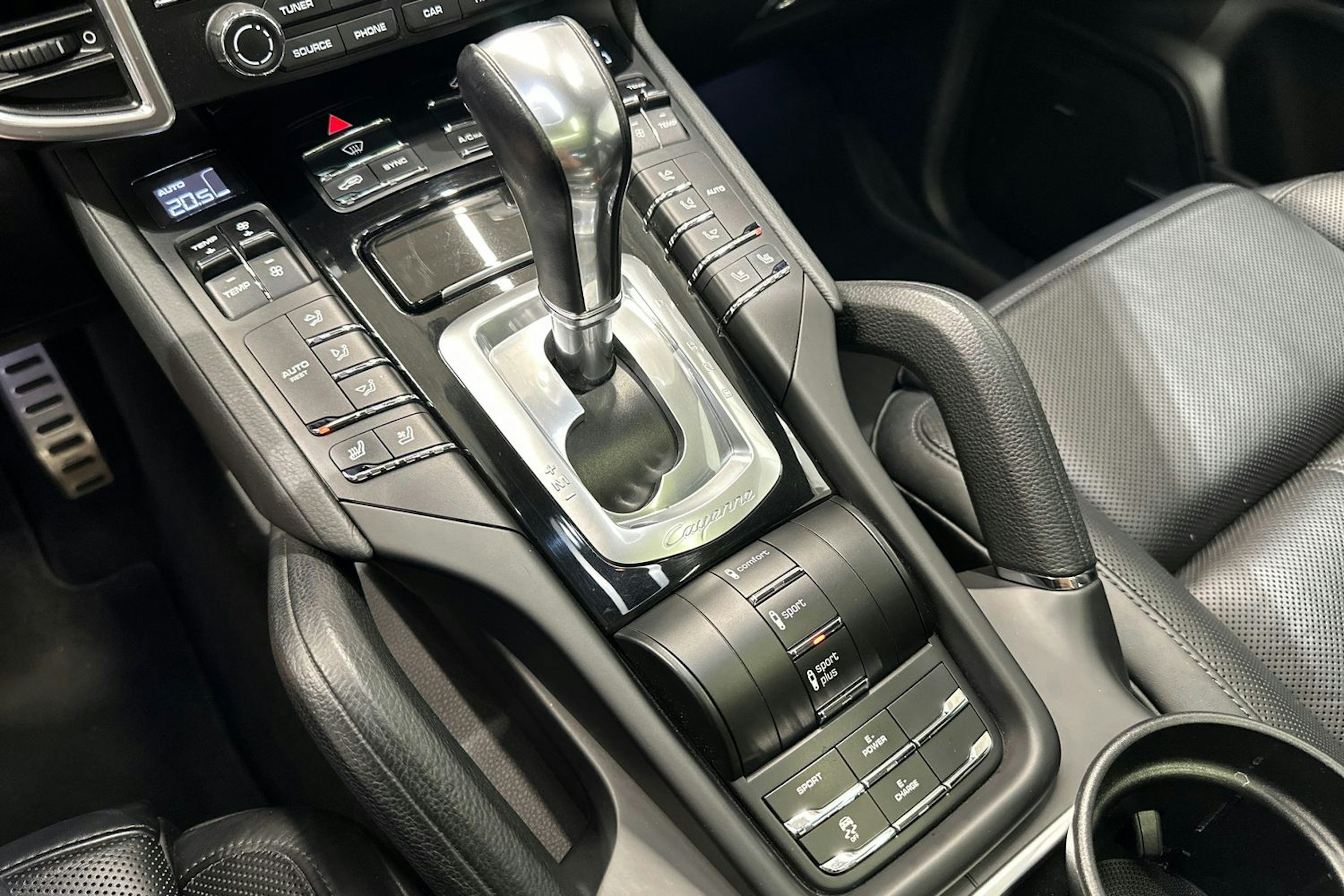 Valkoinen Porsche Cayenne 2017 kuva 15.