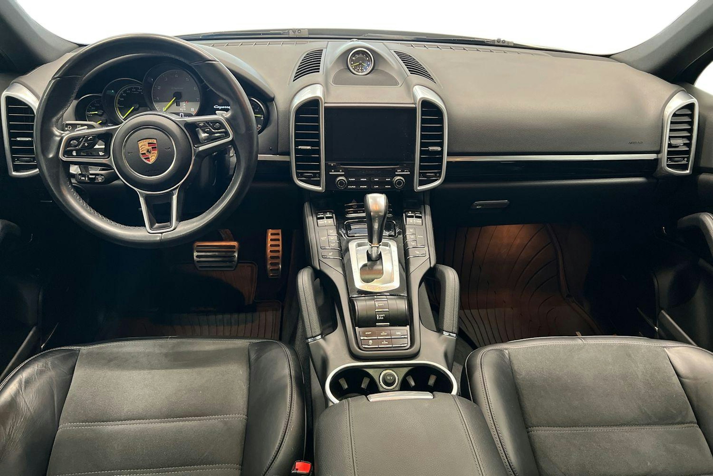Valkoinen Porsche Cayenne 2017 kuva 7.