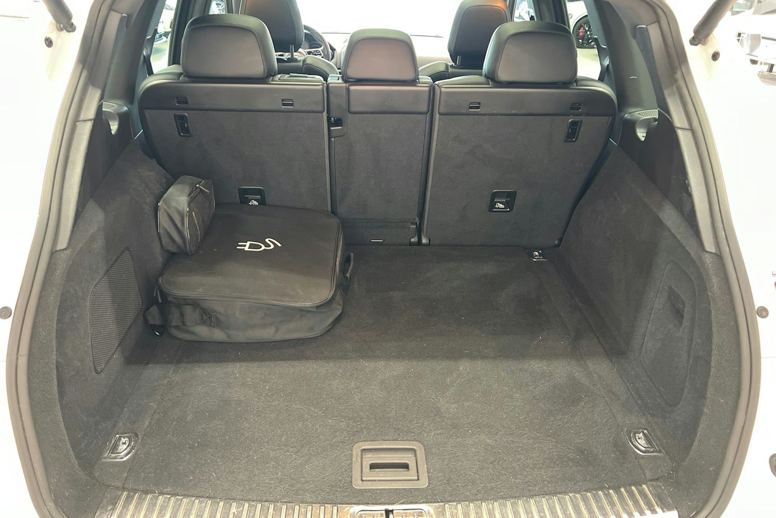 Valkoinen Porsche Cayenne 2017 kuva 11.
