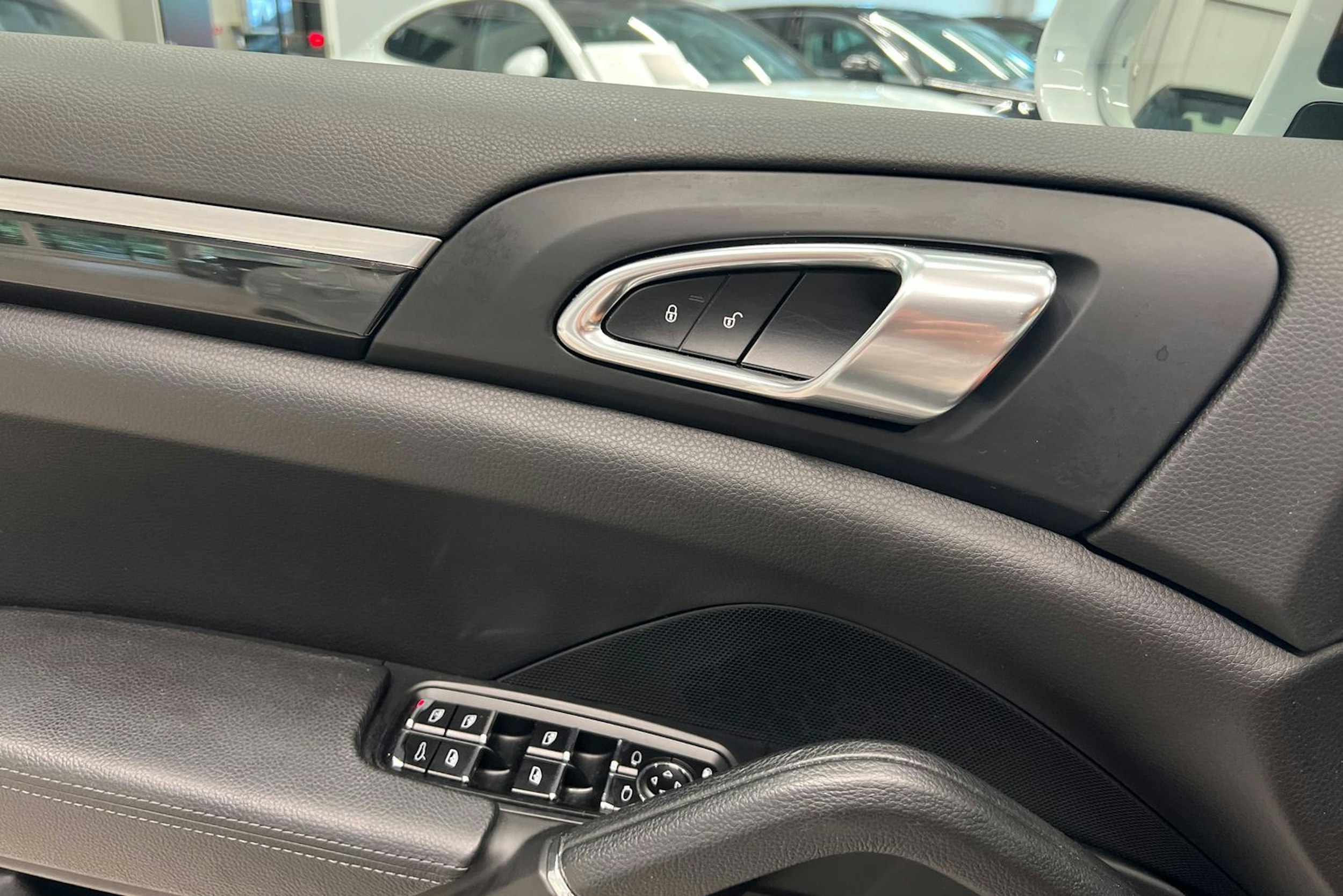 Valkoinen Porsche Cayenne 2017 kuva 17.