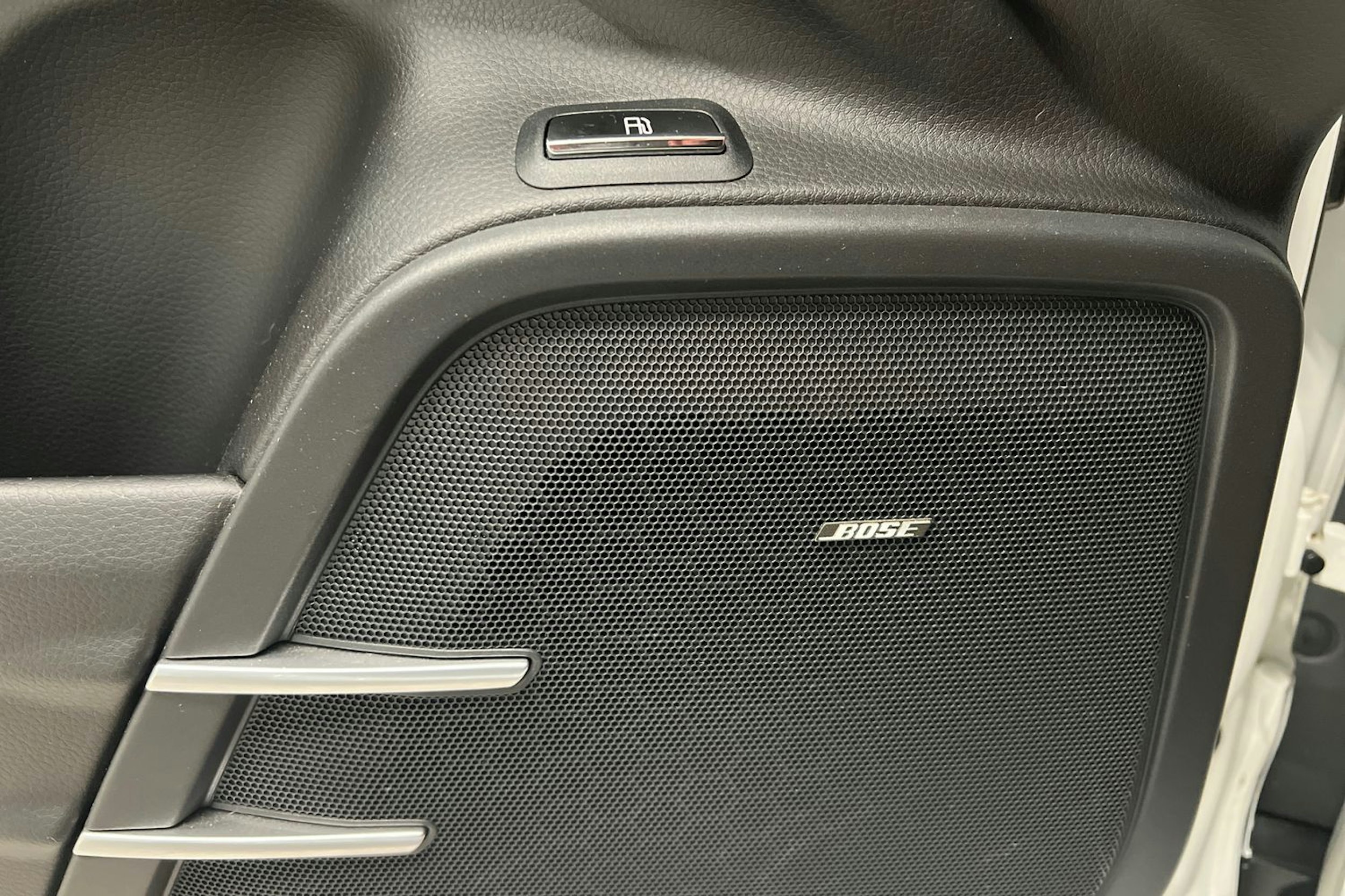 Valkoinen Porsche Cayenne 2017 kuva 18.