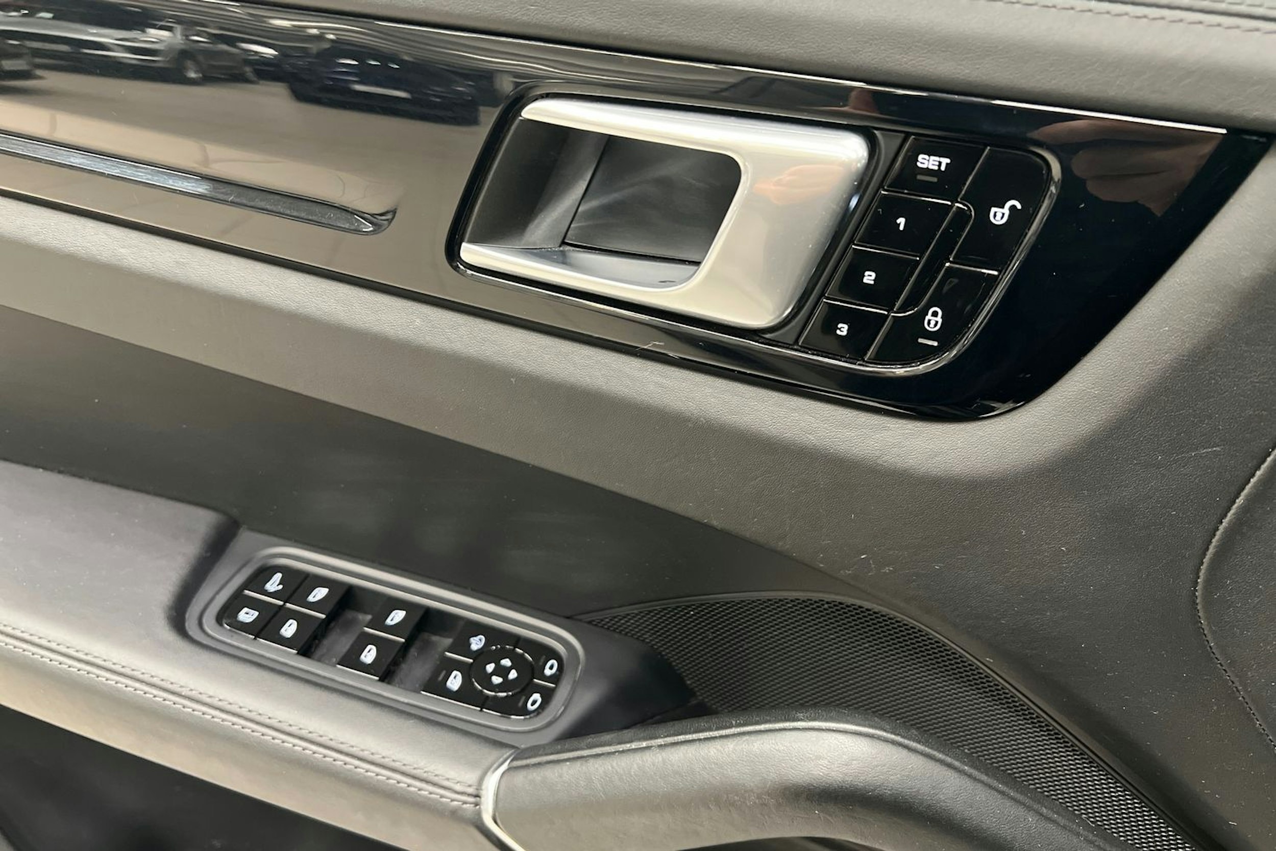 Musta Porsche Cayenne 2018 kuva 16.