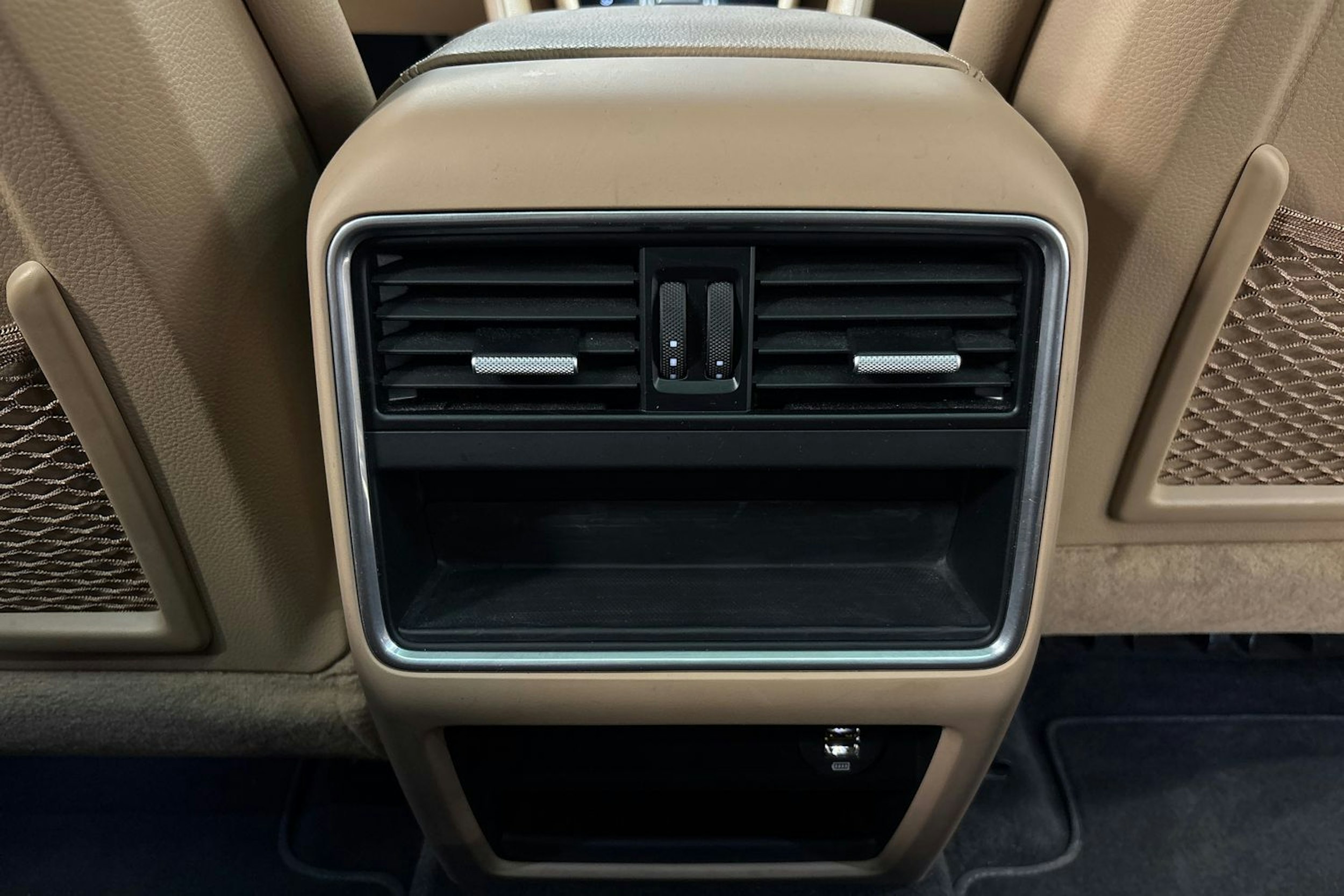 musta Porsche Cayenne 2018 kuva 28.
