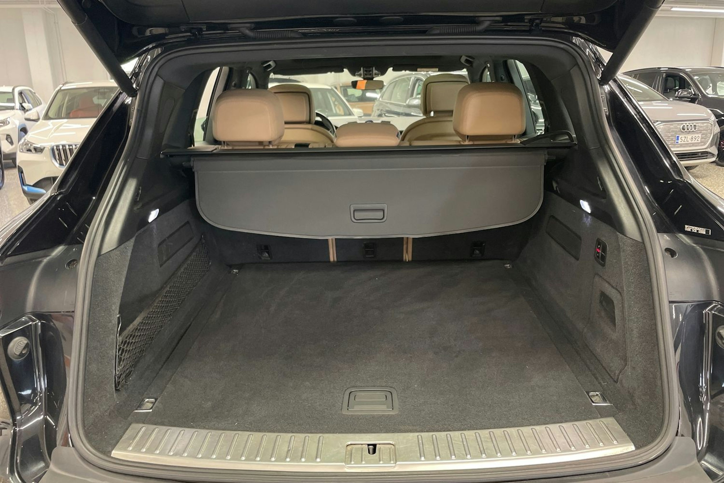 musta Porsche Cayenne 2018 kuva 35.
