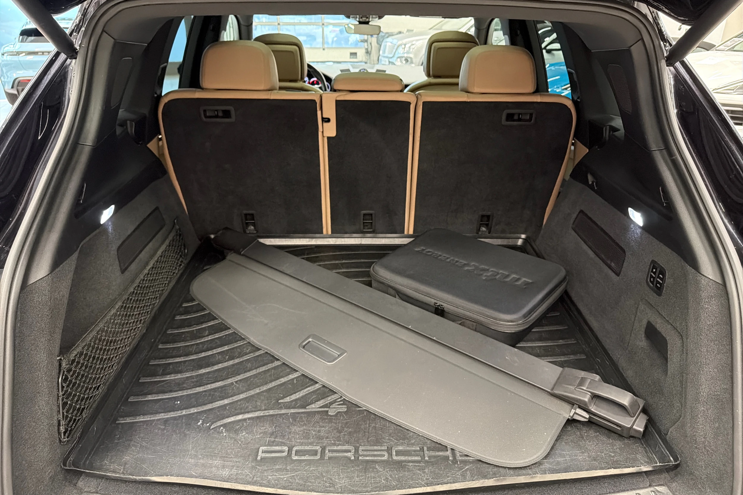 musta Porsche Cayenne 2018 kuva 11.