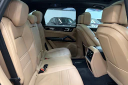 musta Porsche Cayenne 2018 kuva 12.