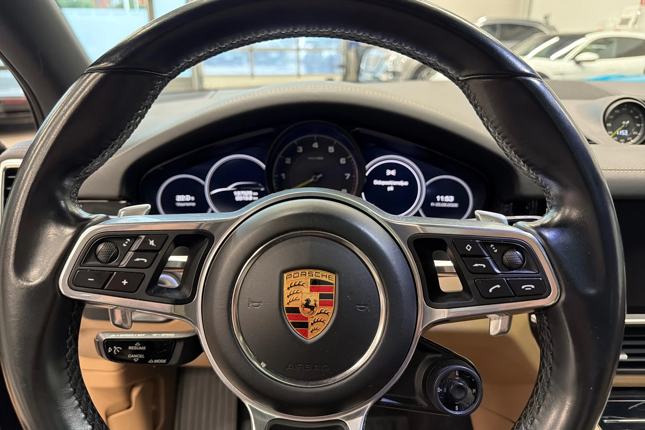 musta Porsche Cayenne 2018 kuva 16.