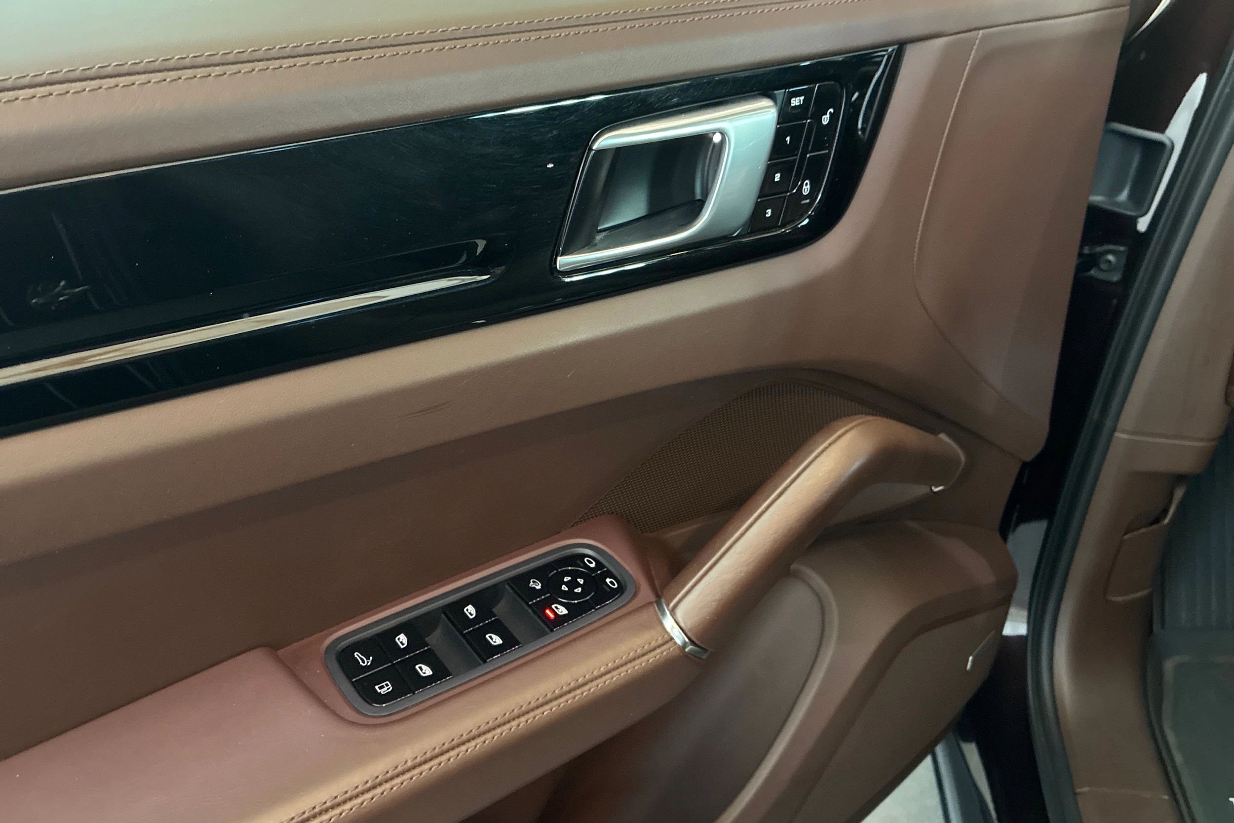 Ruskea (beige) Porsche Cayenne 2018 kuva 11.