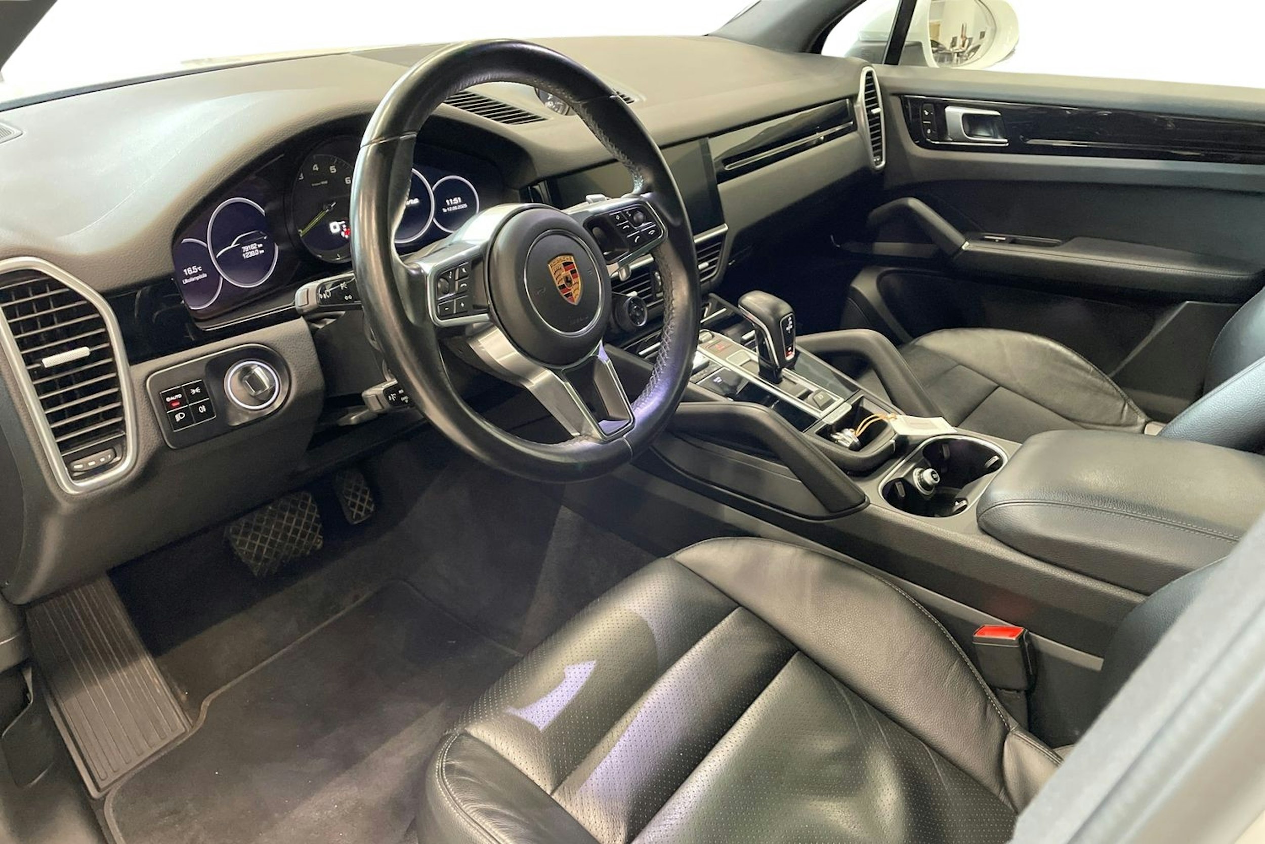 valkoinen Porsche Cayenne 2019 kuva 6.