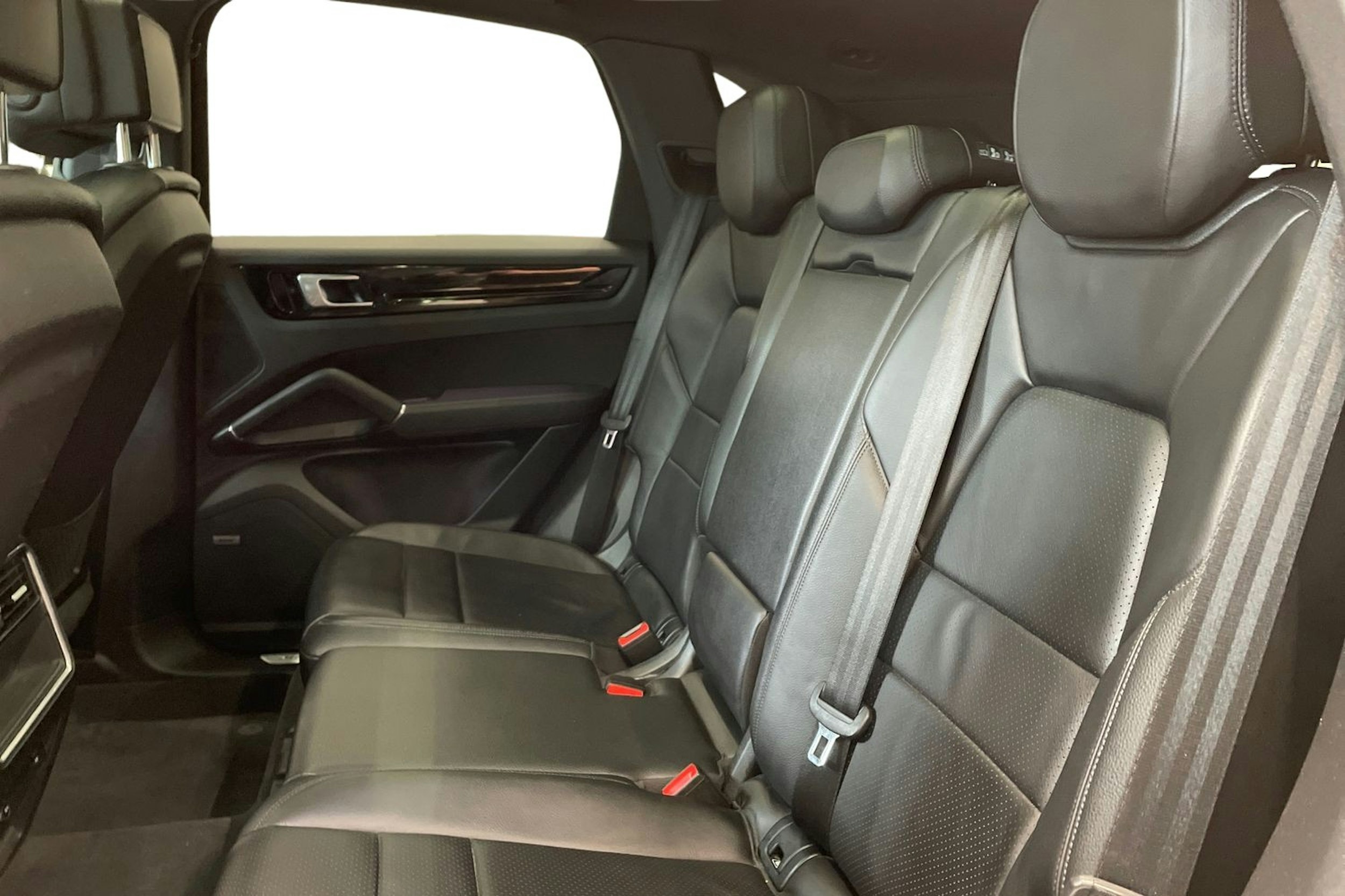 valkoinen Porsche Cayenne 2019 kuva 8.