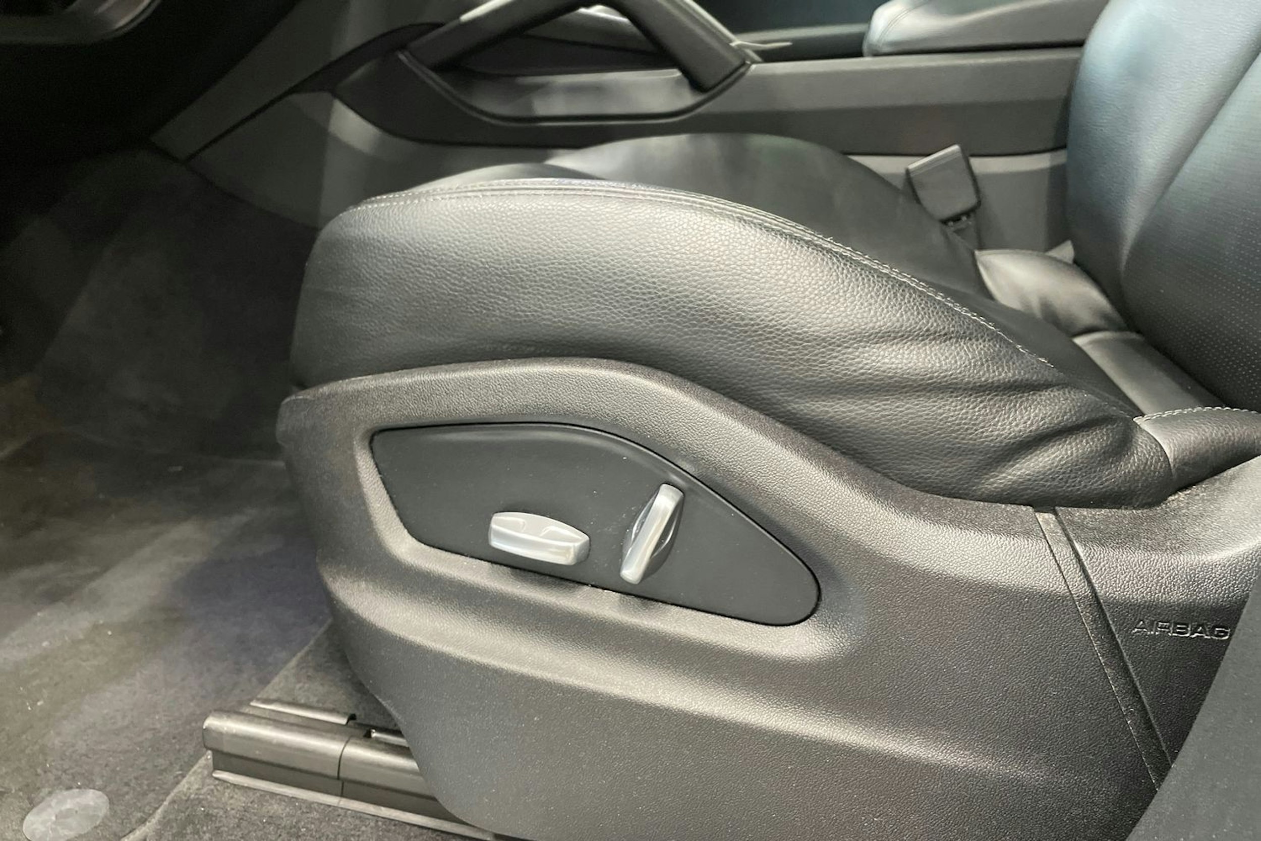 valkoinen Porsche Cayenne 2019 kuva 16.