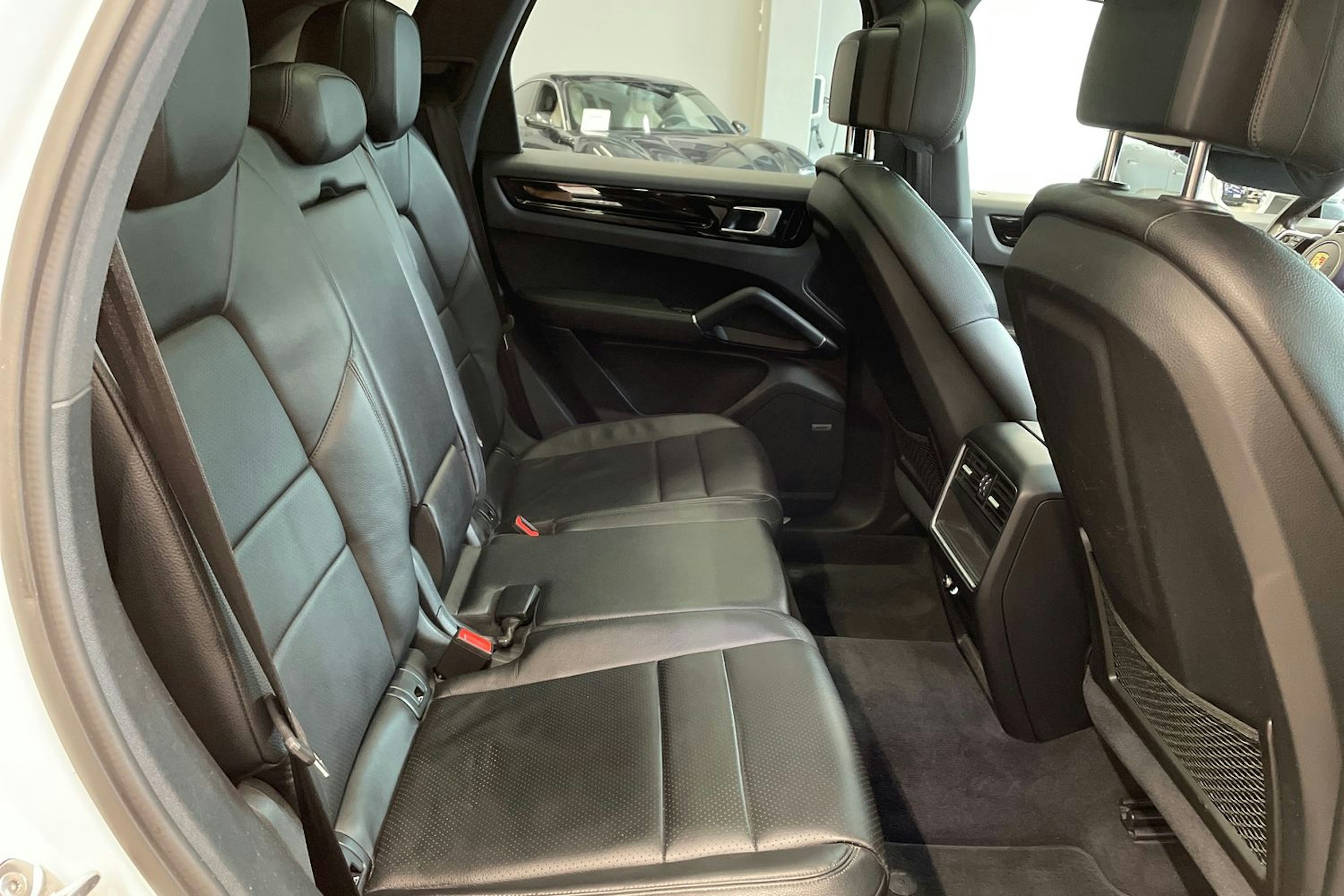 valkoinen Porsche Cayenne 2019 kuva 23.