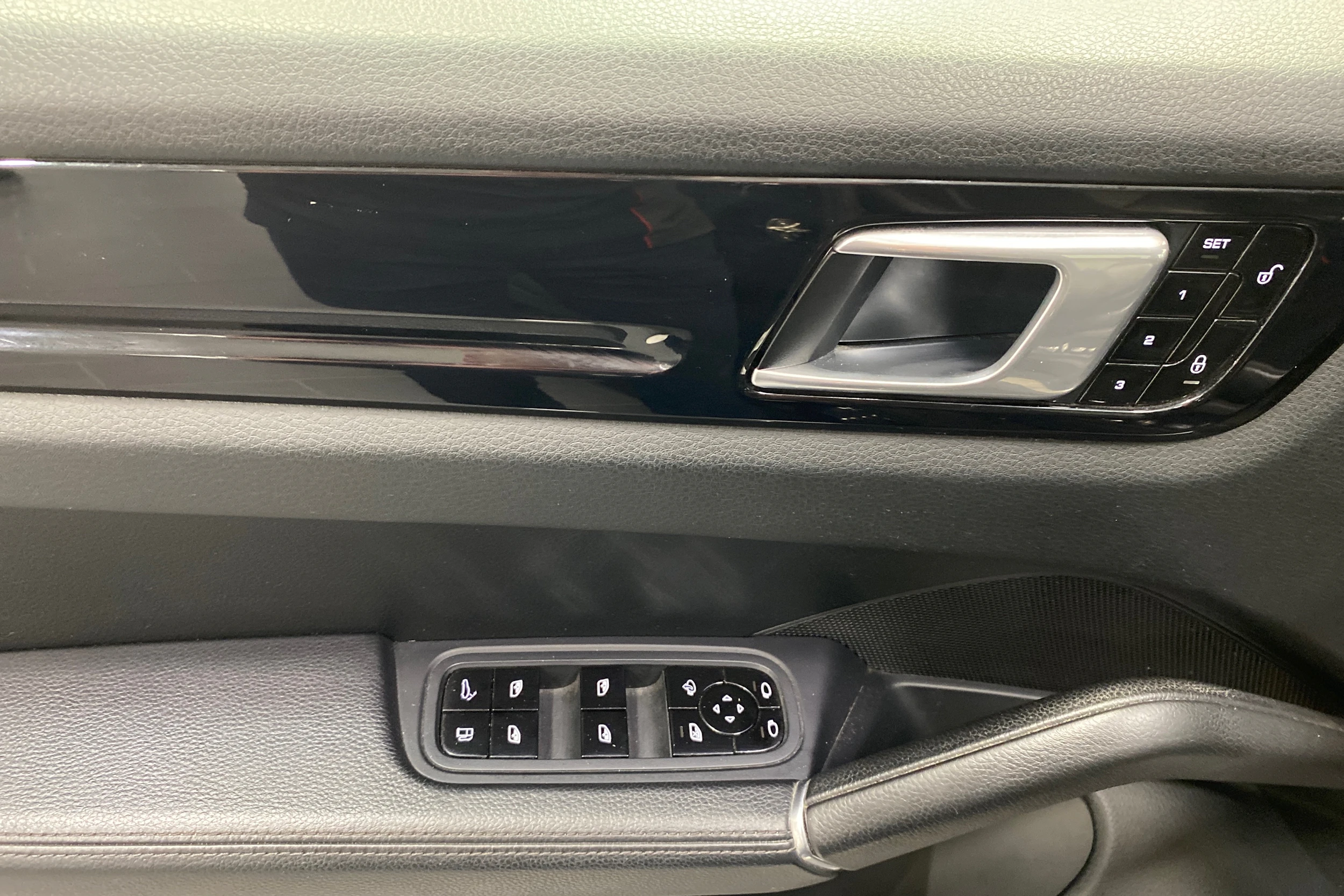 Musta Porsche Cayenne 2019 kuva 12.