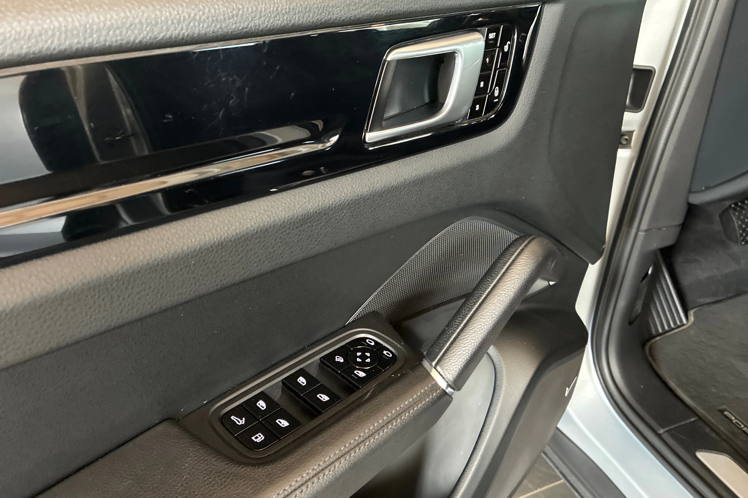 Harmaa Porsche Cayenne 2019 kuva 11.