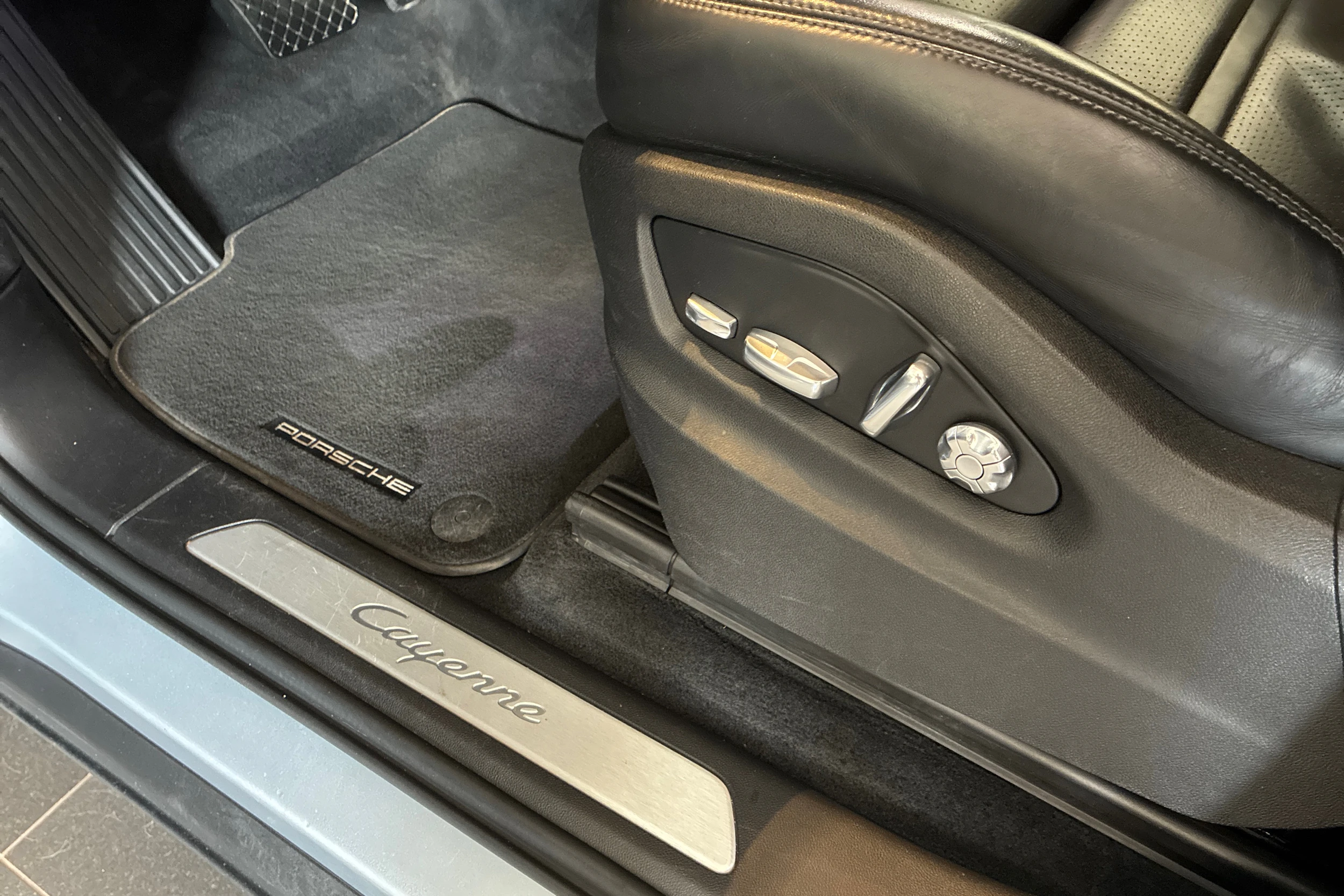 Harmaa Porsche Cayenne 2019 kuva 12.