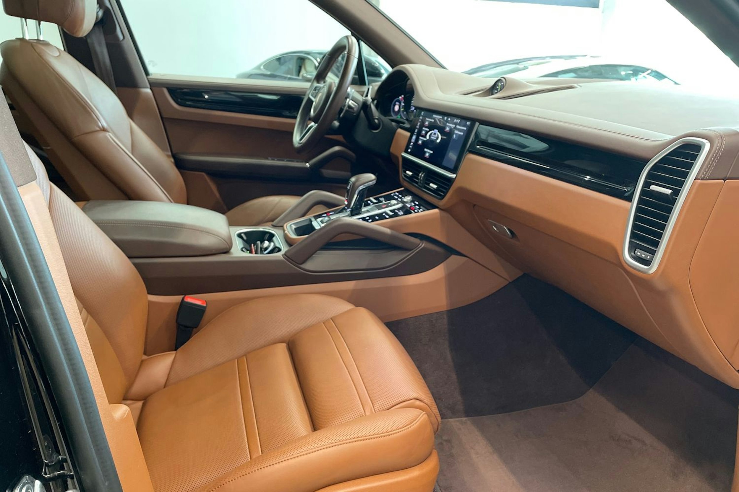 musta Porsche Cayenne 2019 kuva 24.