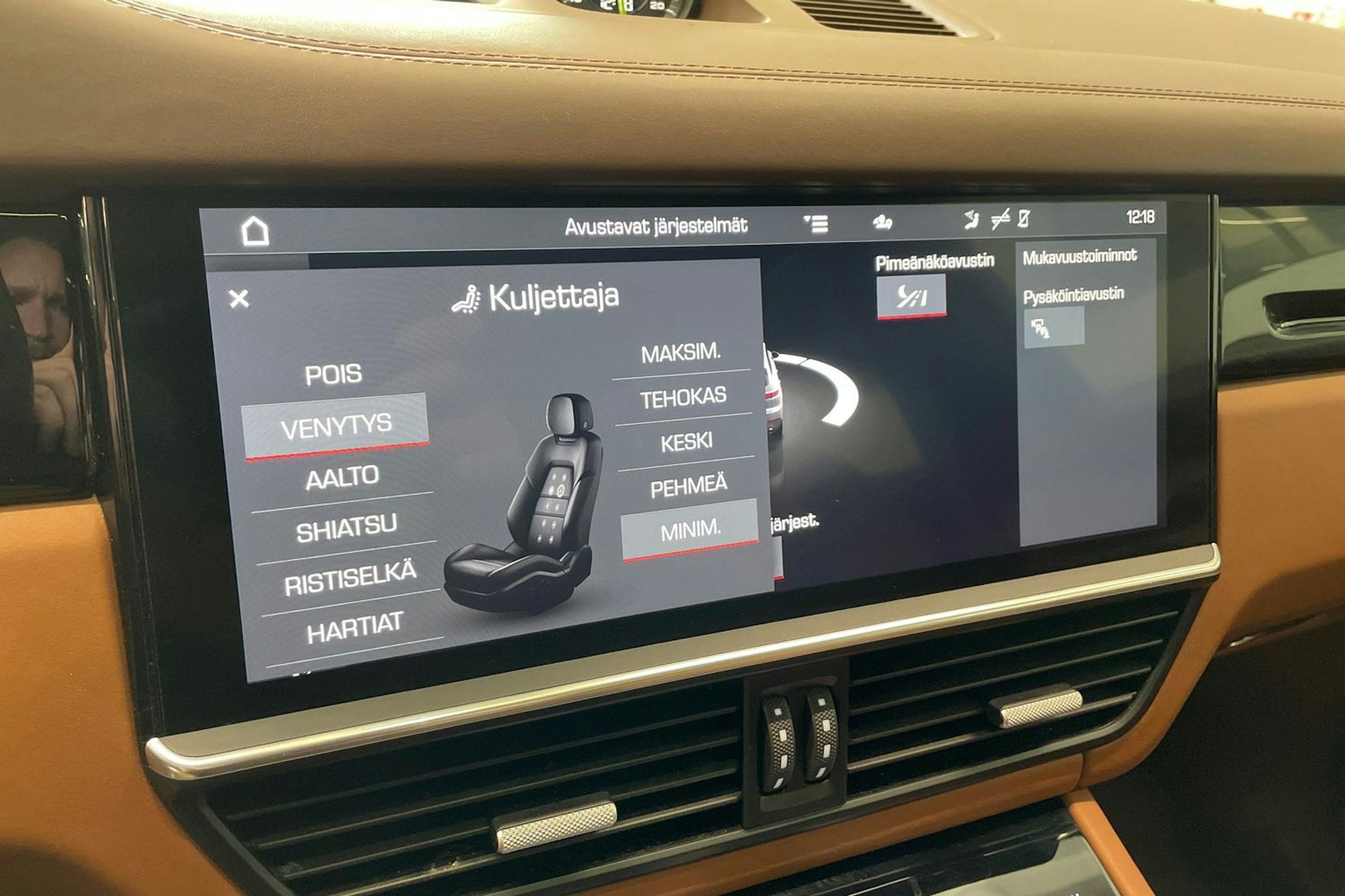 musta Porsche Cayenne 2019 kuva 26.