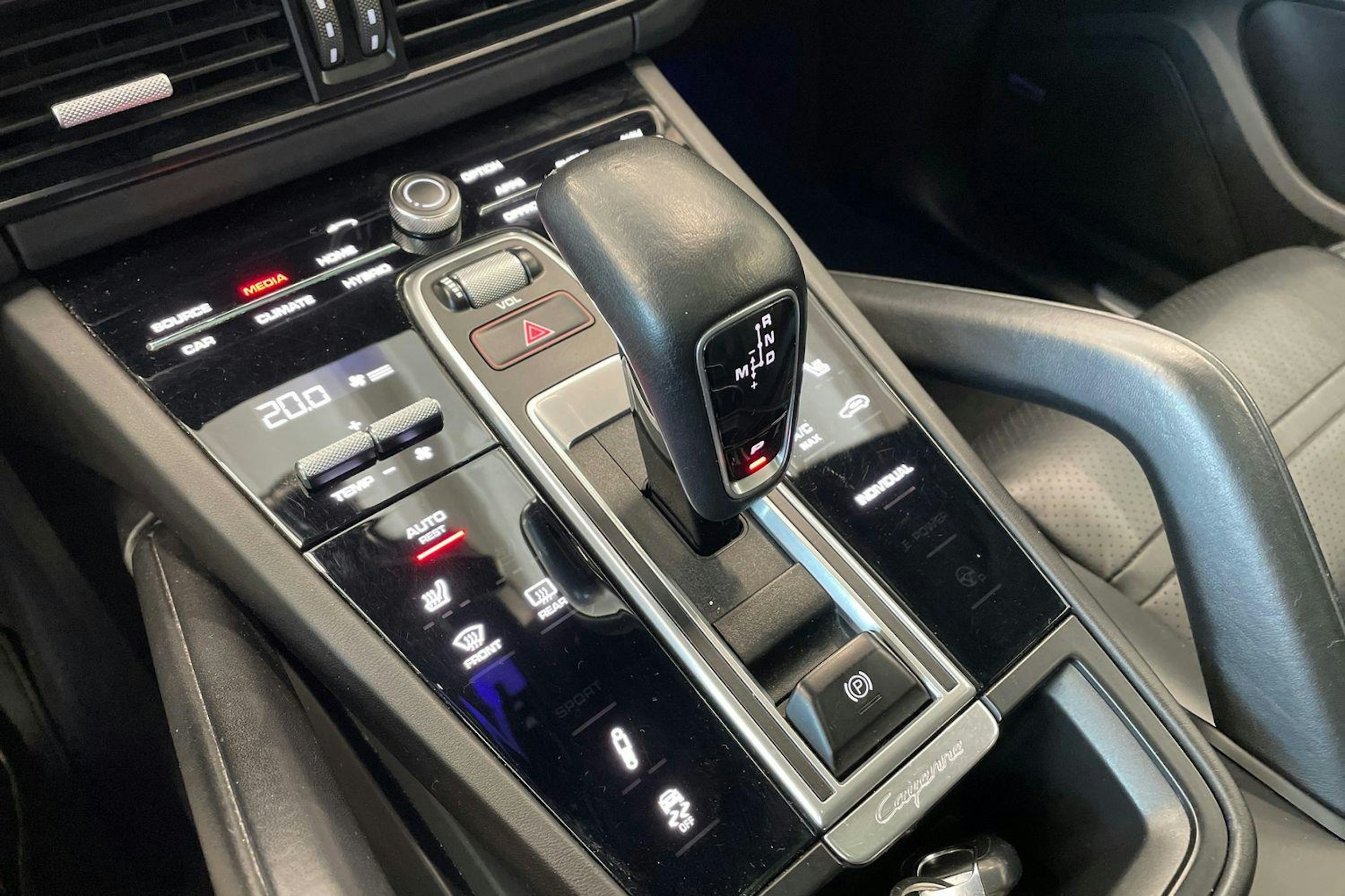 musta Porsche Cayenne 2019 kuva 13.