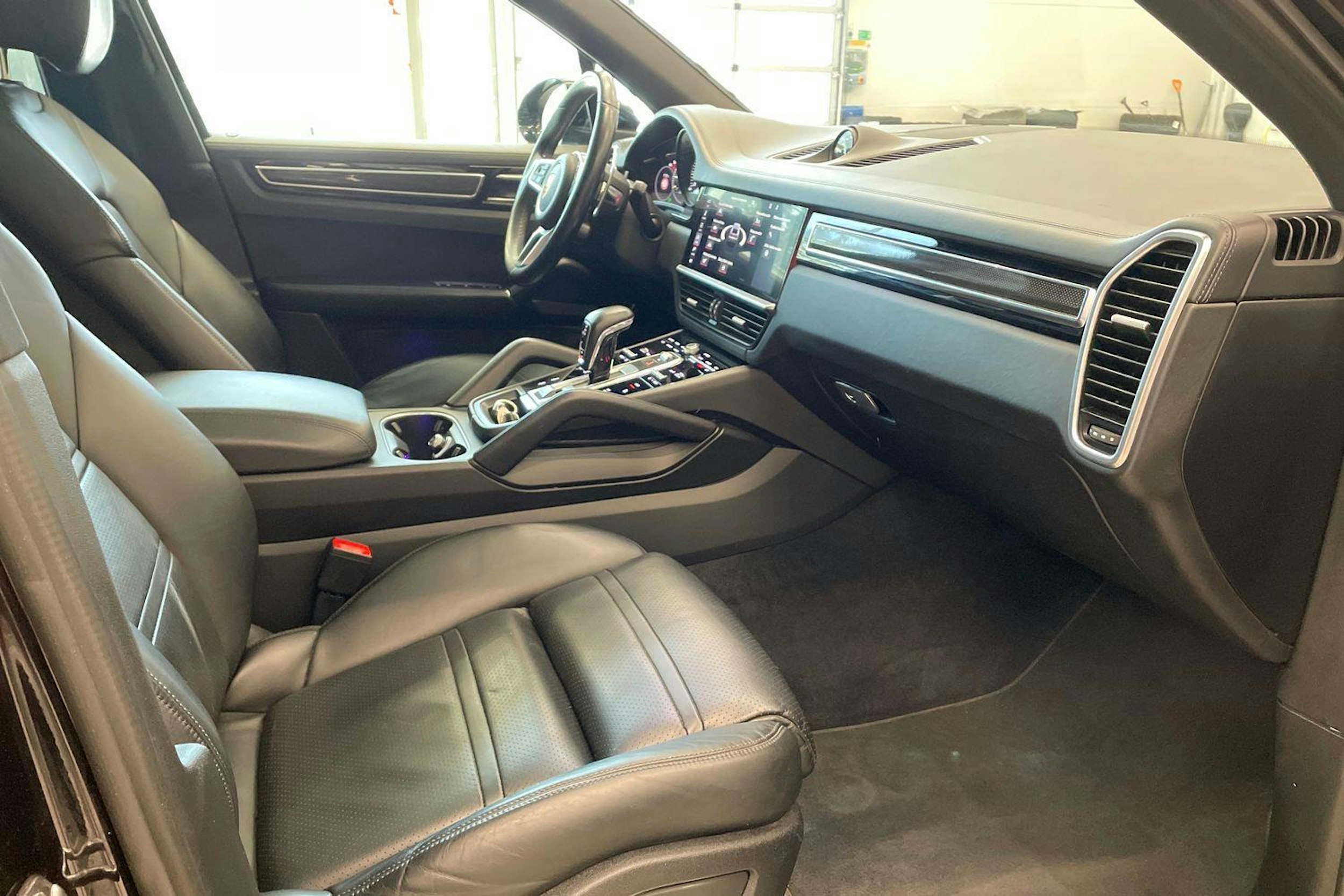 musta Porsche Cayenne 2019 kuva 24.