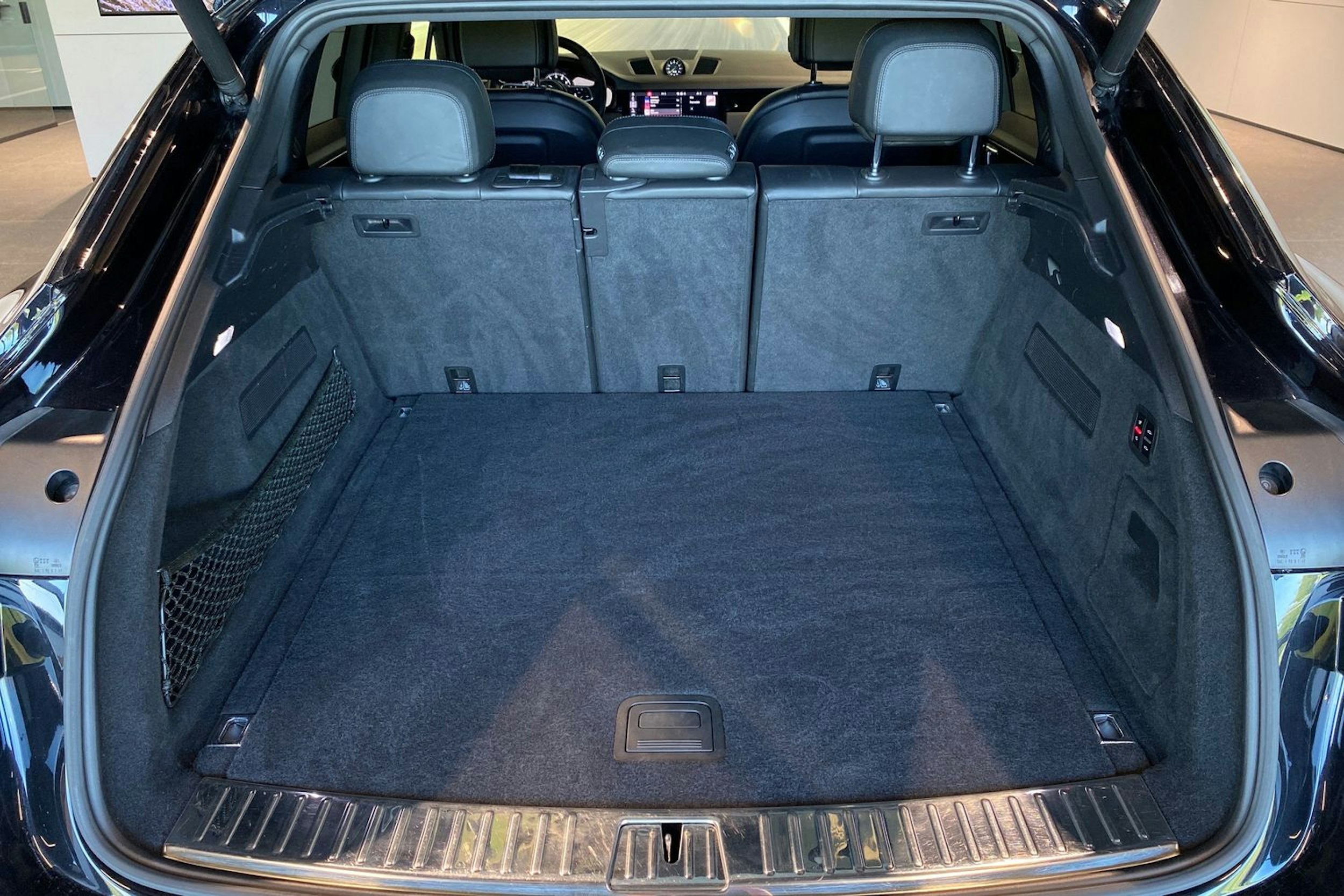 musta Porsche Cayenne 2019 kuva 27.
