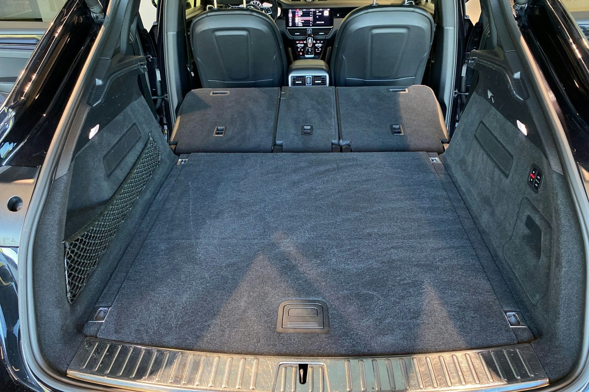 musta Porsche Cayenne 2019 kuva 28.