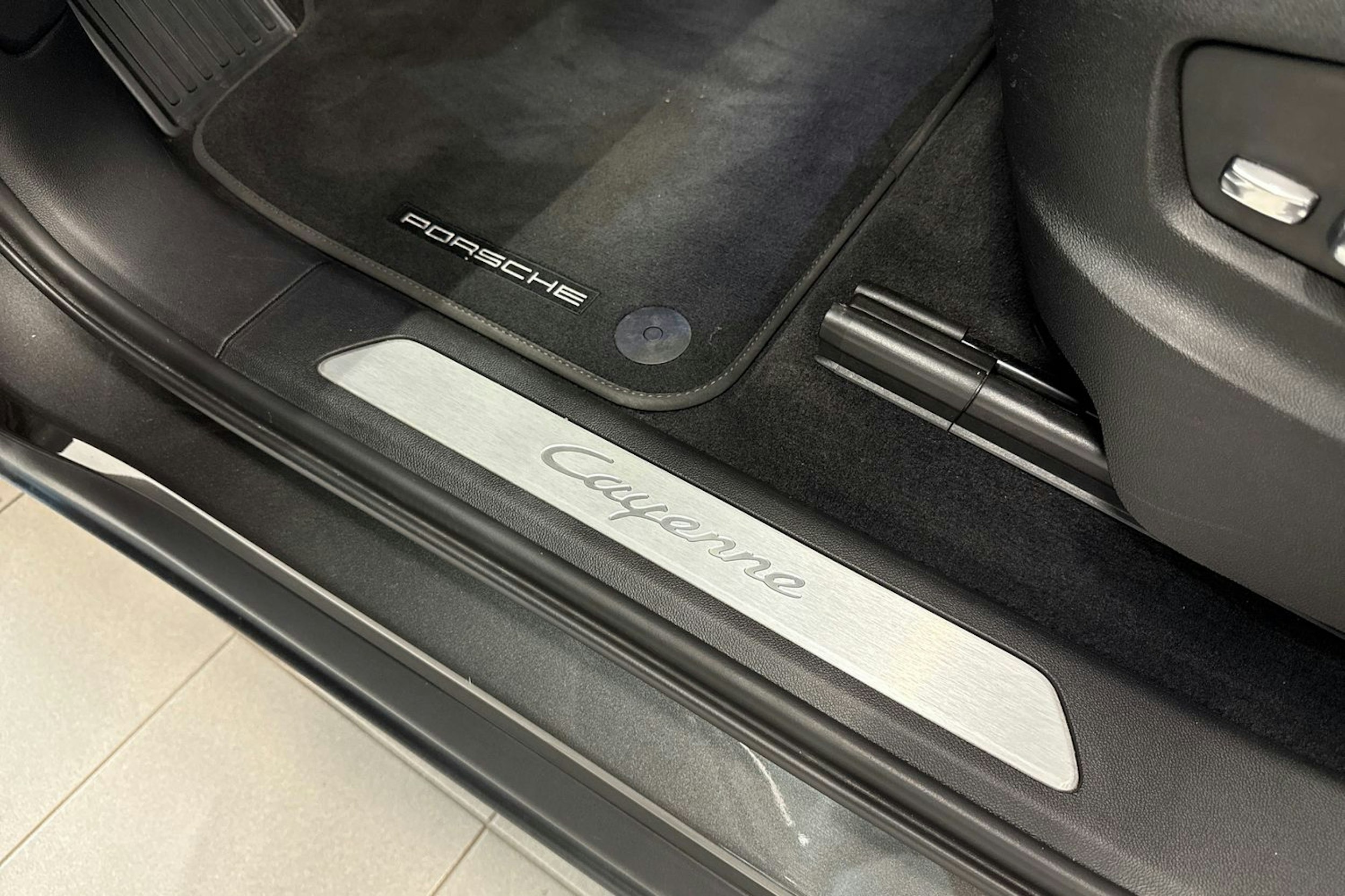 Harmaa Porsche Cayenne 2019 kuva 12.