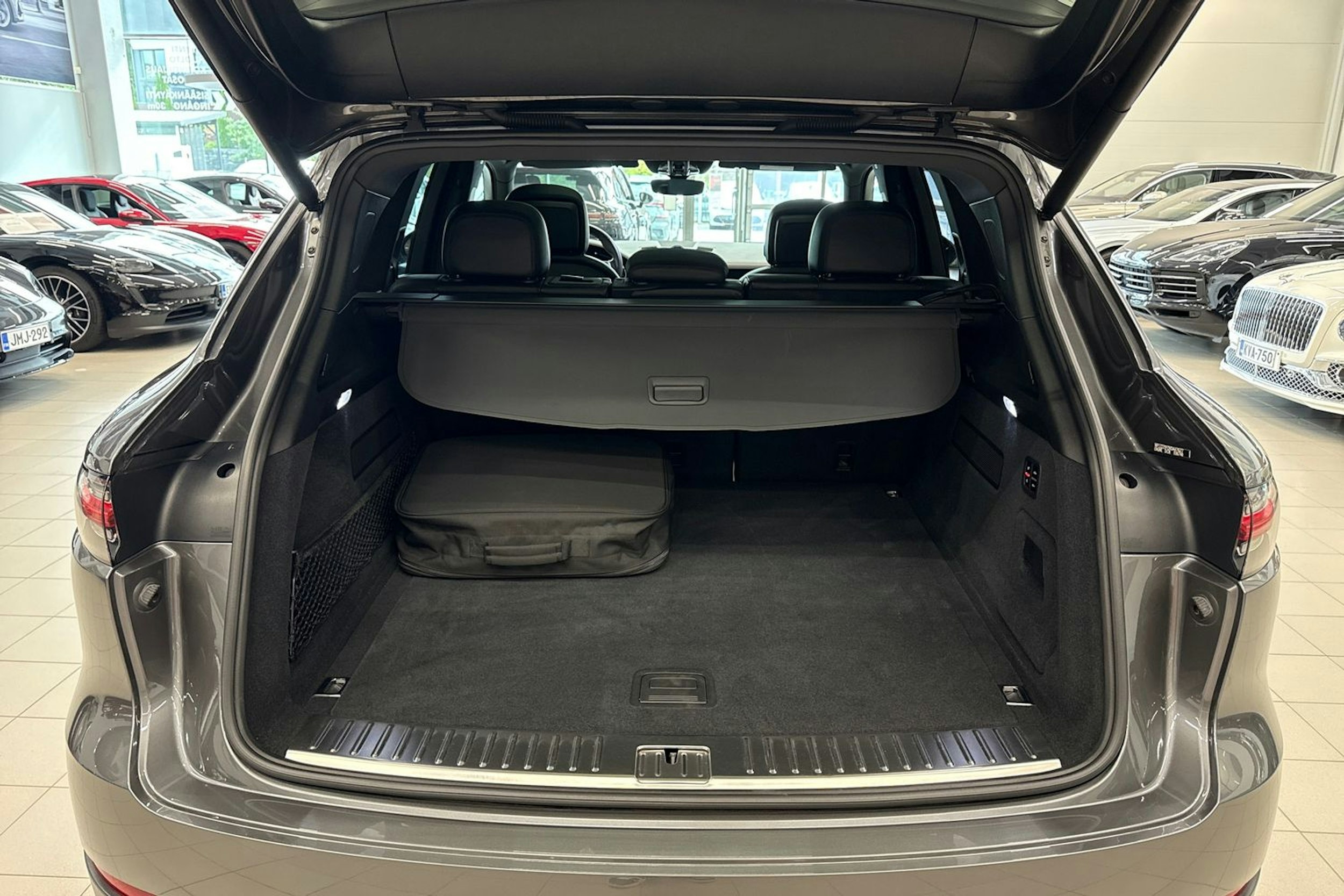 Harmaa Porsche Cayenne 2019 kuva 13.