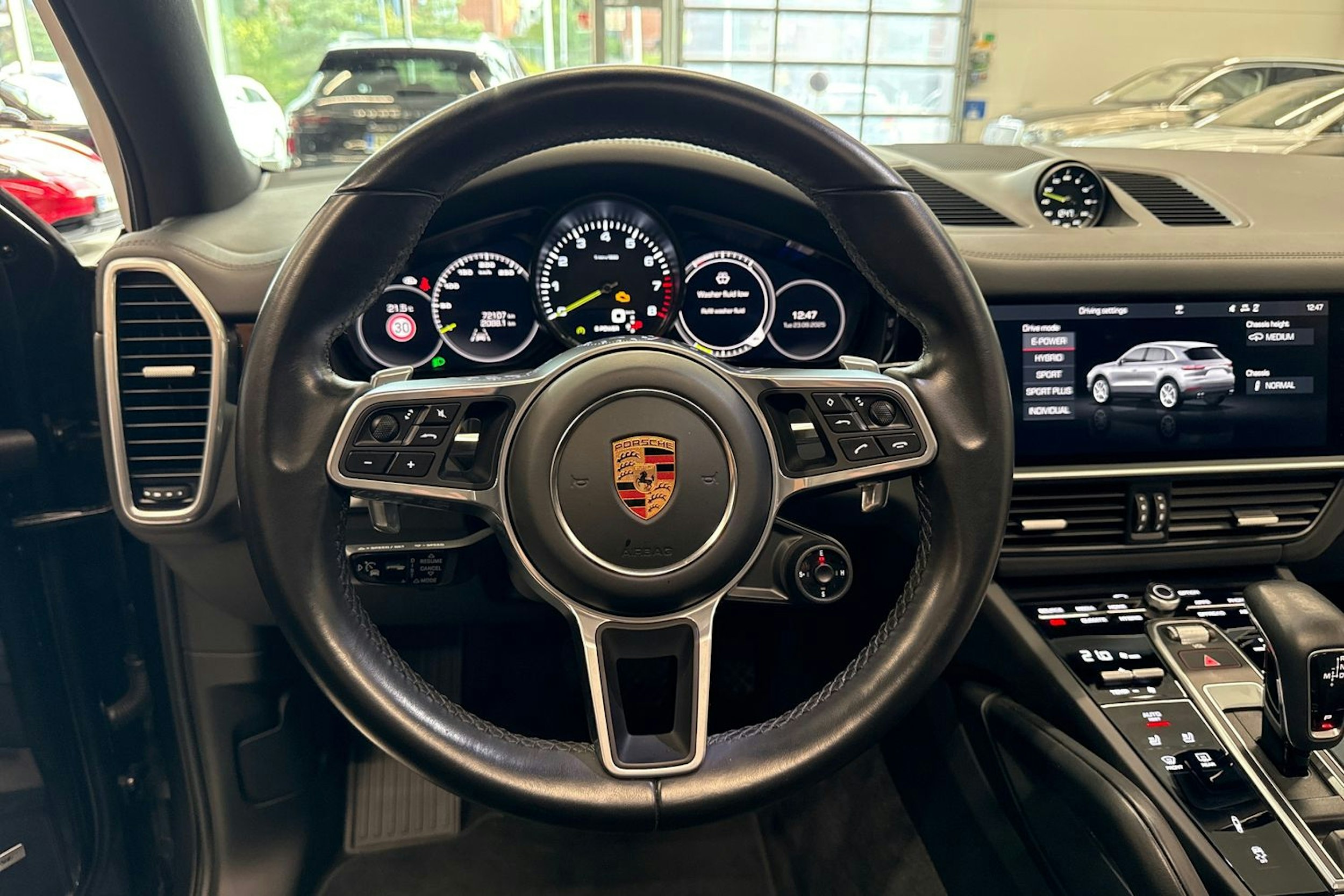 Harmaa Porsche Cayenne 2019 kuva 16.