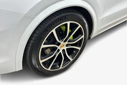Valkoinen Porsche Cayenne 2019 kuva 9.
