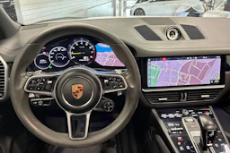 Valkoinen Porsche Cayenne 2019 kuva 11.