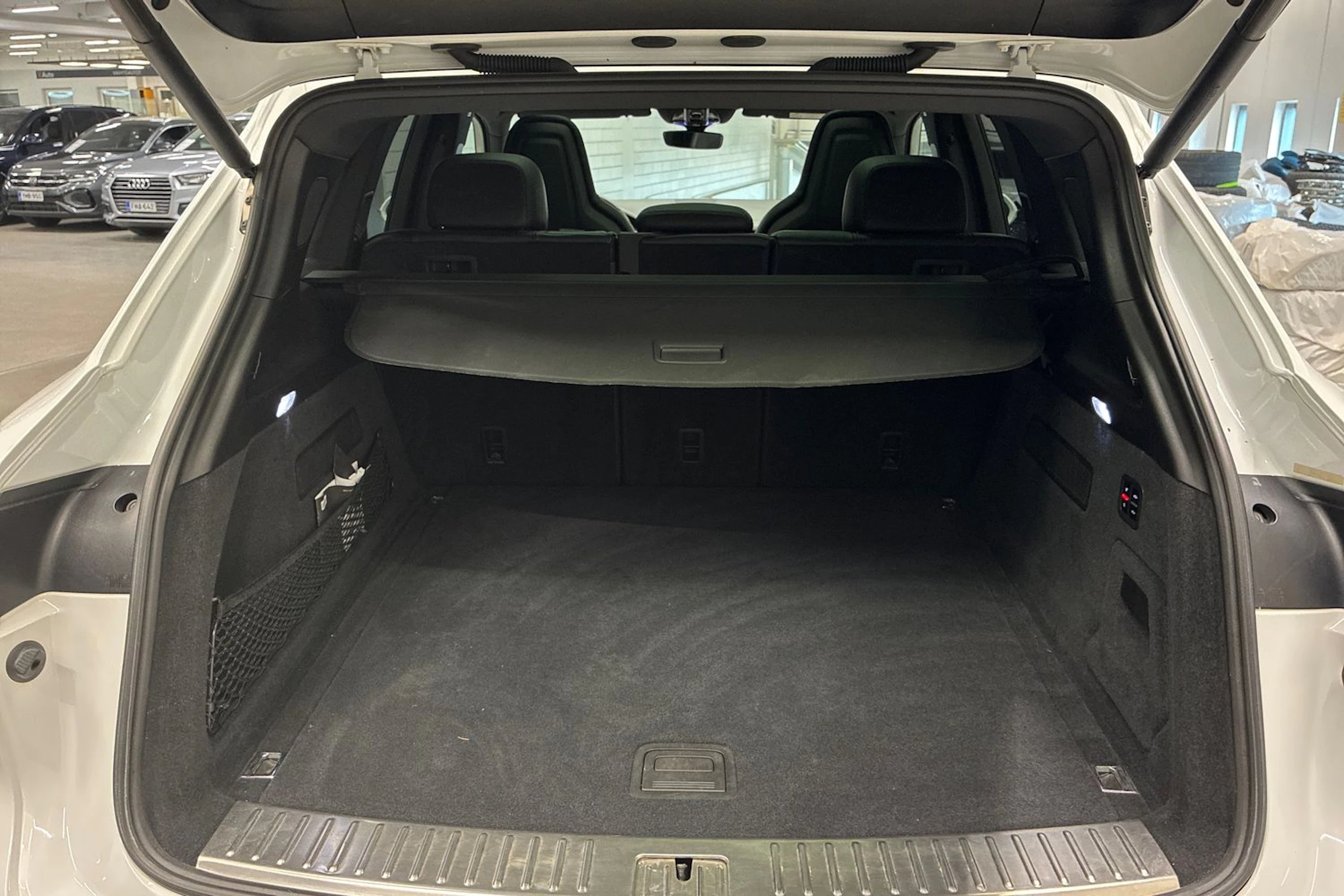 Valkoinen Porsche Cayenne 2019 kuva 30.