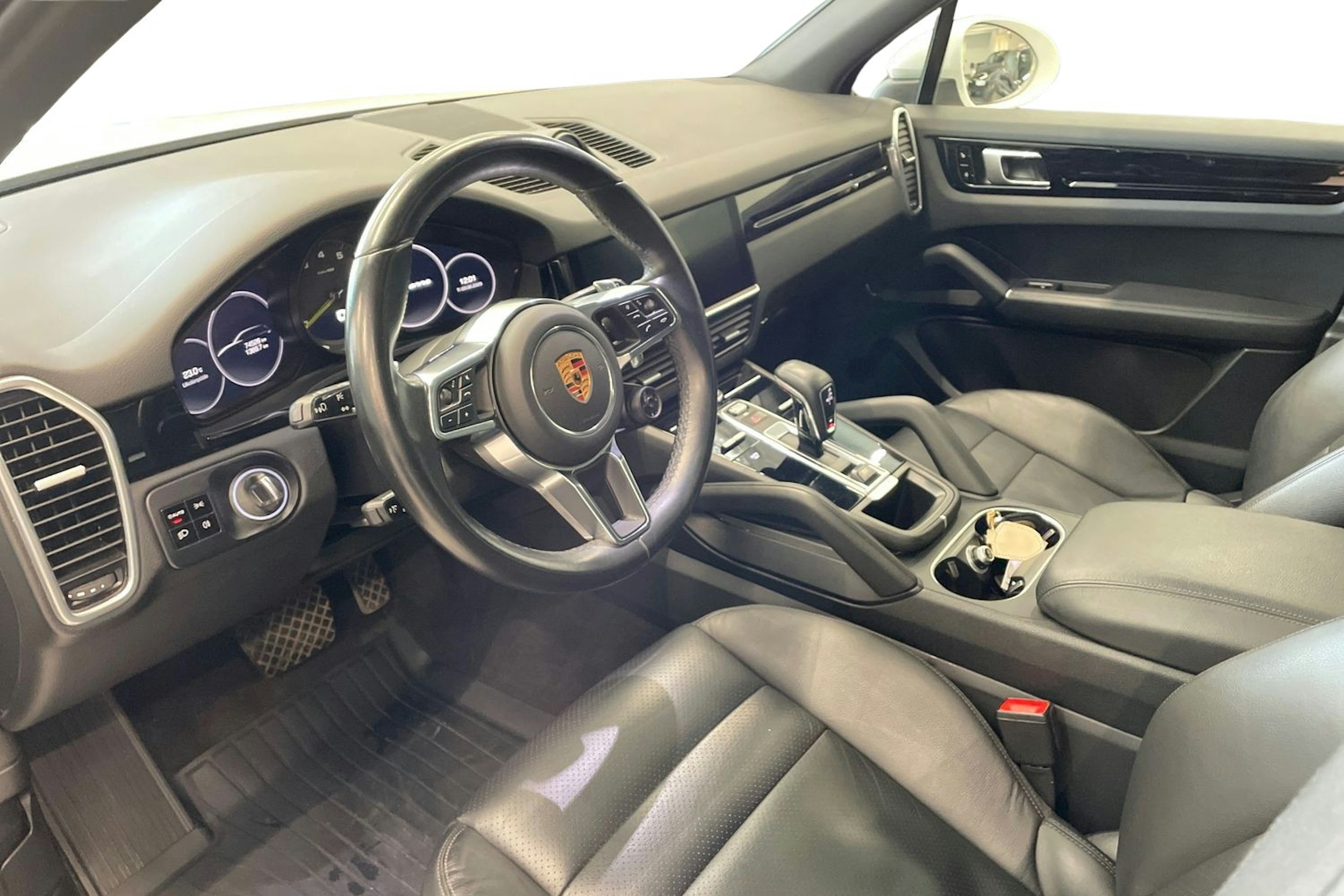 valkoinen Porsche Cayenne 2019 kuva 6.