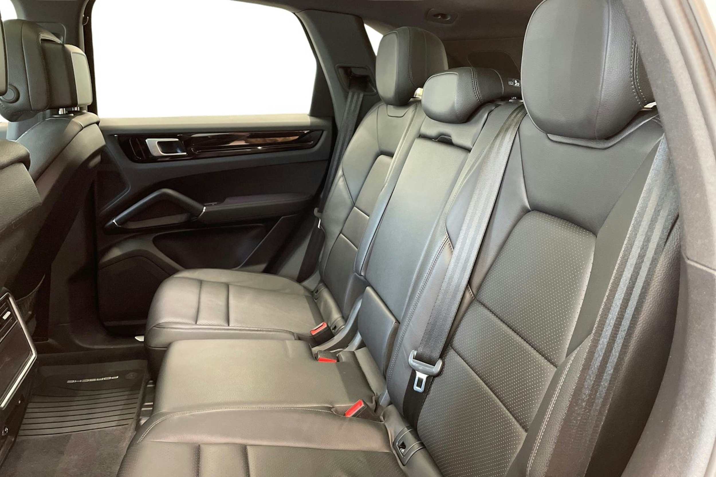 valkoinen Porsche Cayenne 2019 kuva 8.