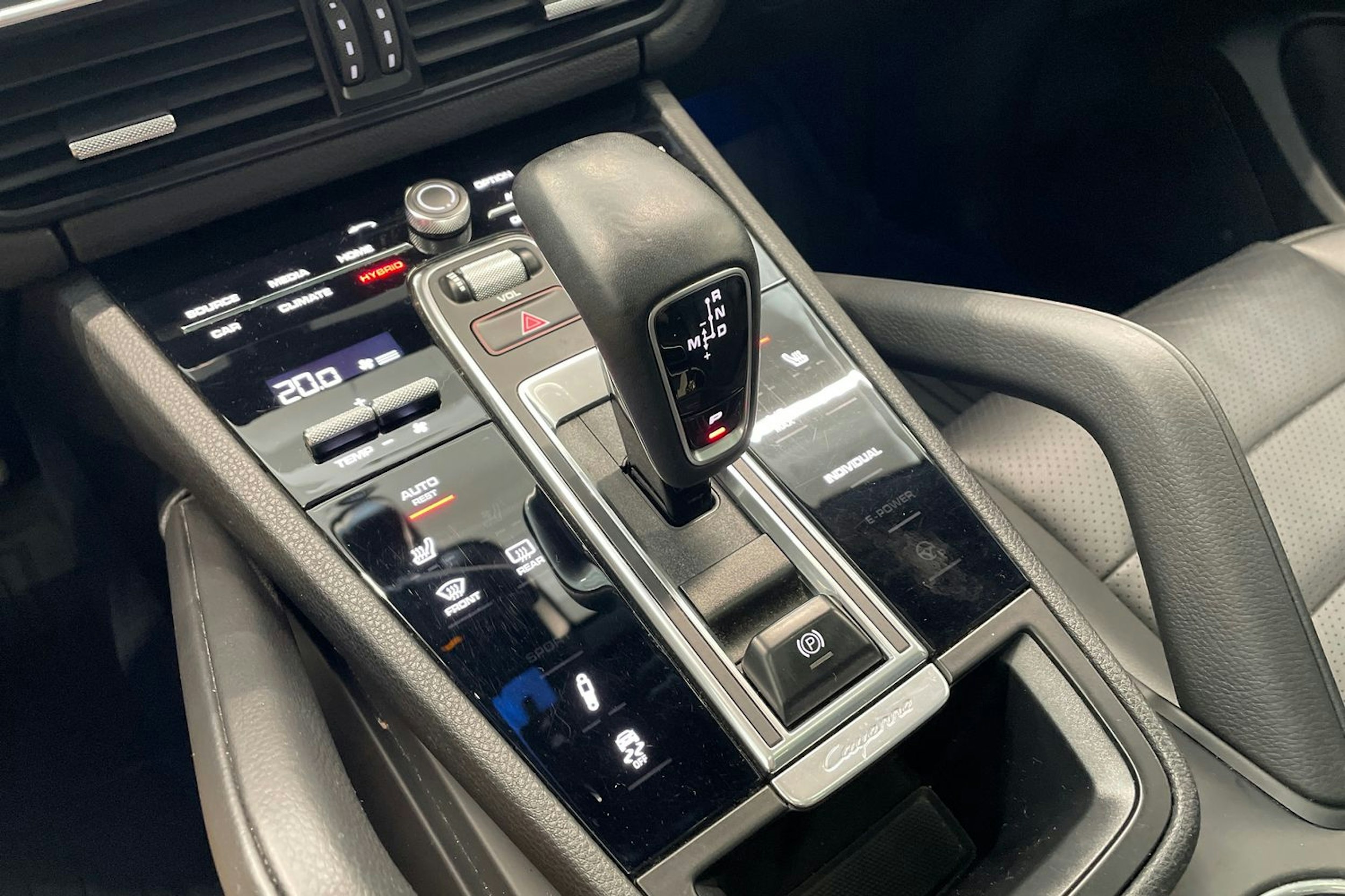valkoinen Porsche Cayenne 2019 kuva 12.