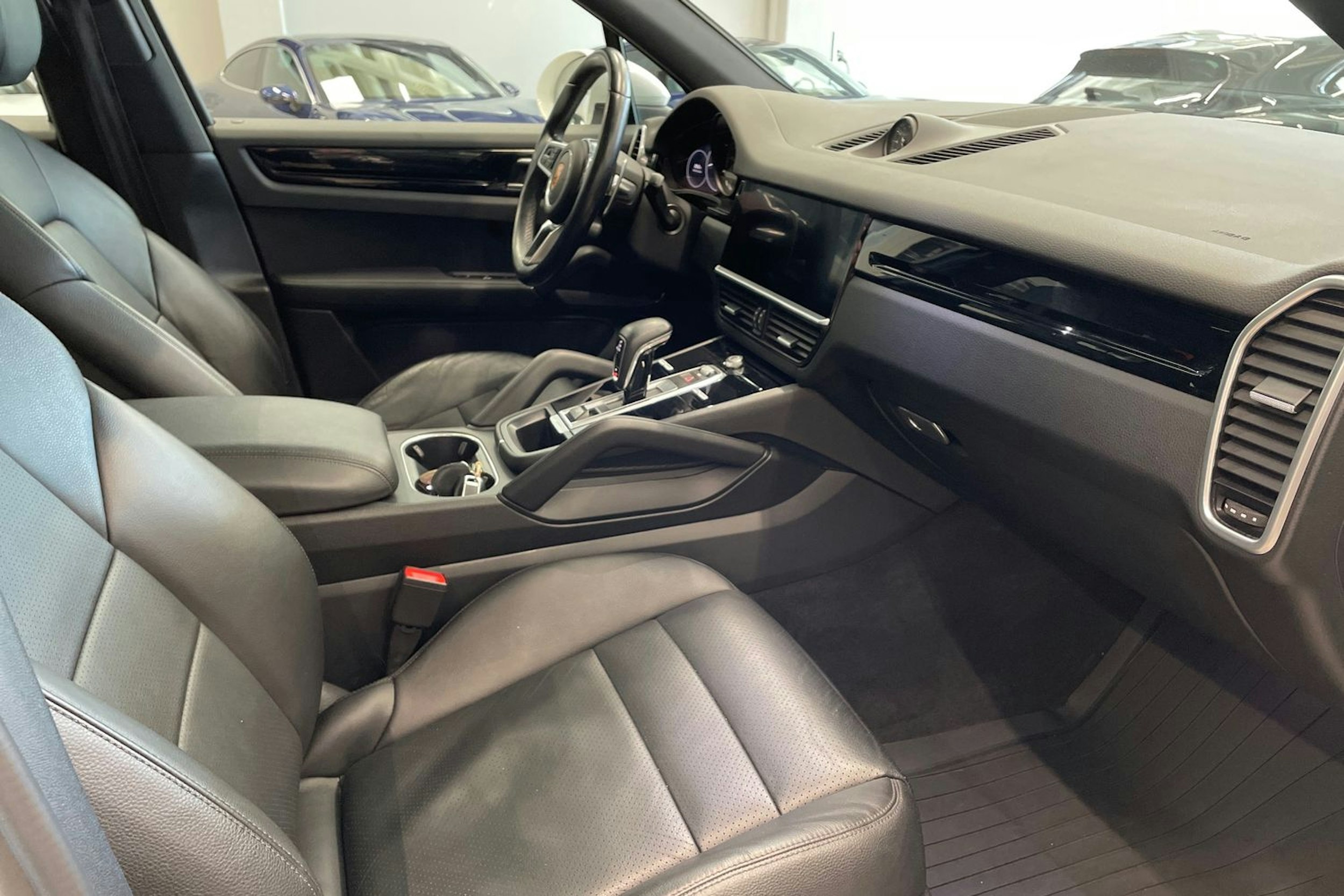 valkoinen Porsche Cayenne 2019 kuva 20.