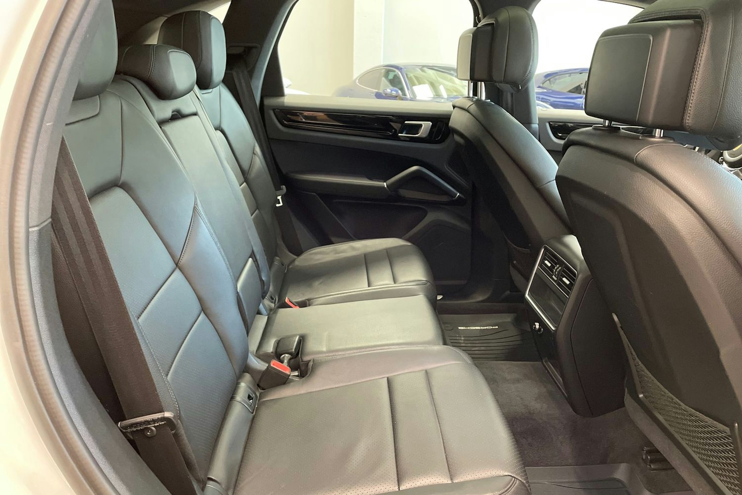 valkoinen Porsche Cayenne 2019 kuva 21.