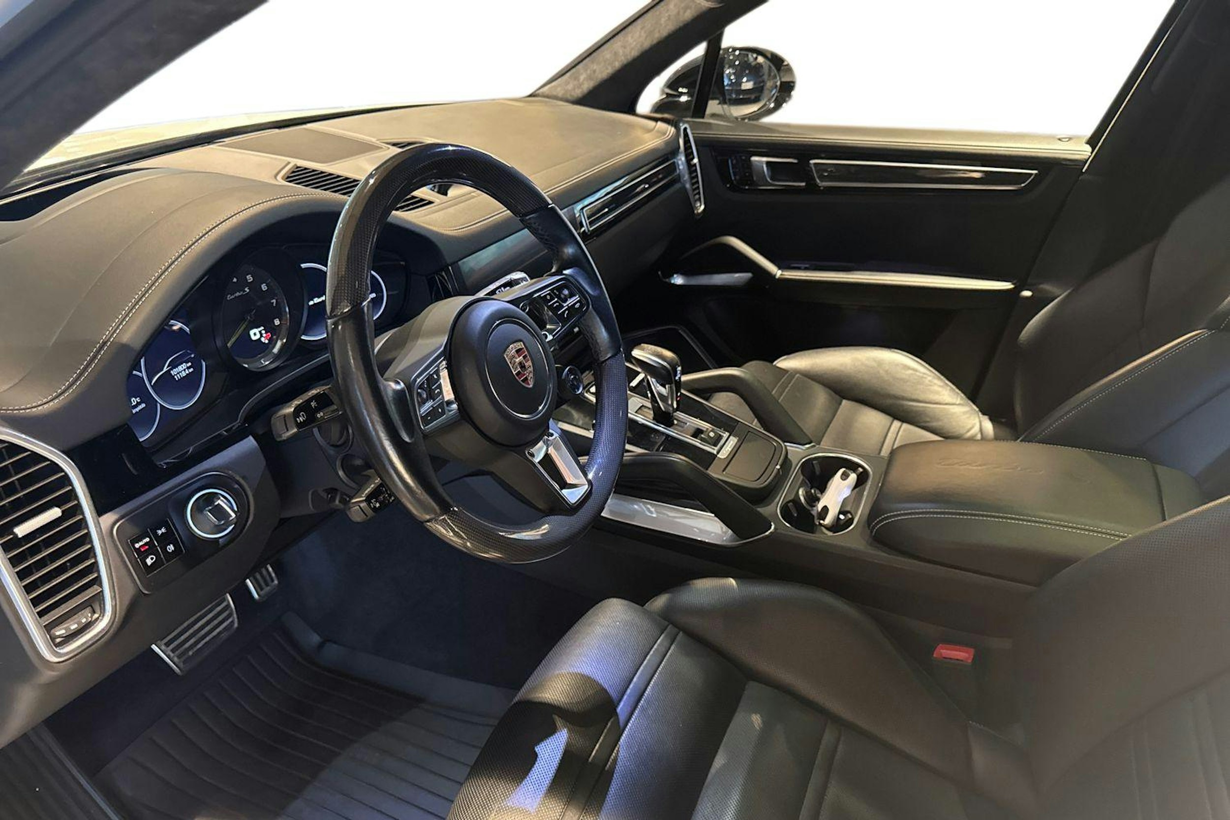 valkoinen Porsche Cayenne 2019 kuva 6.