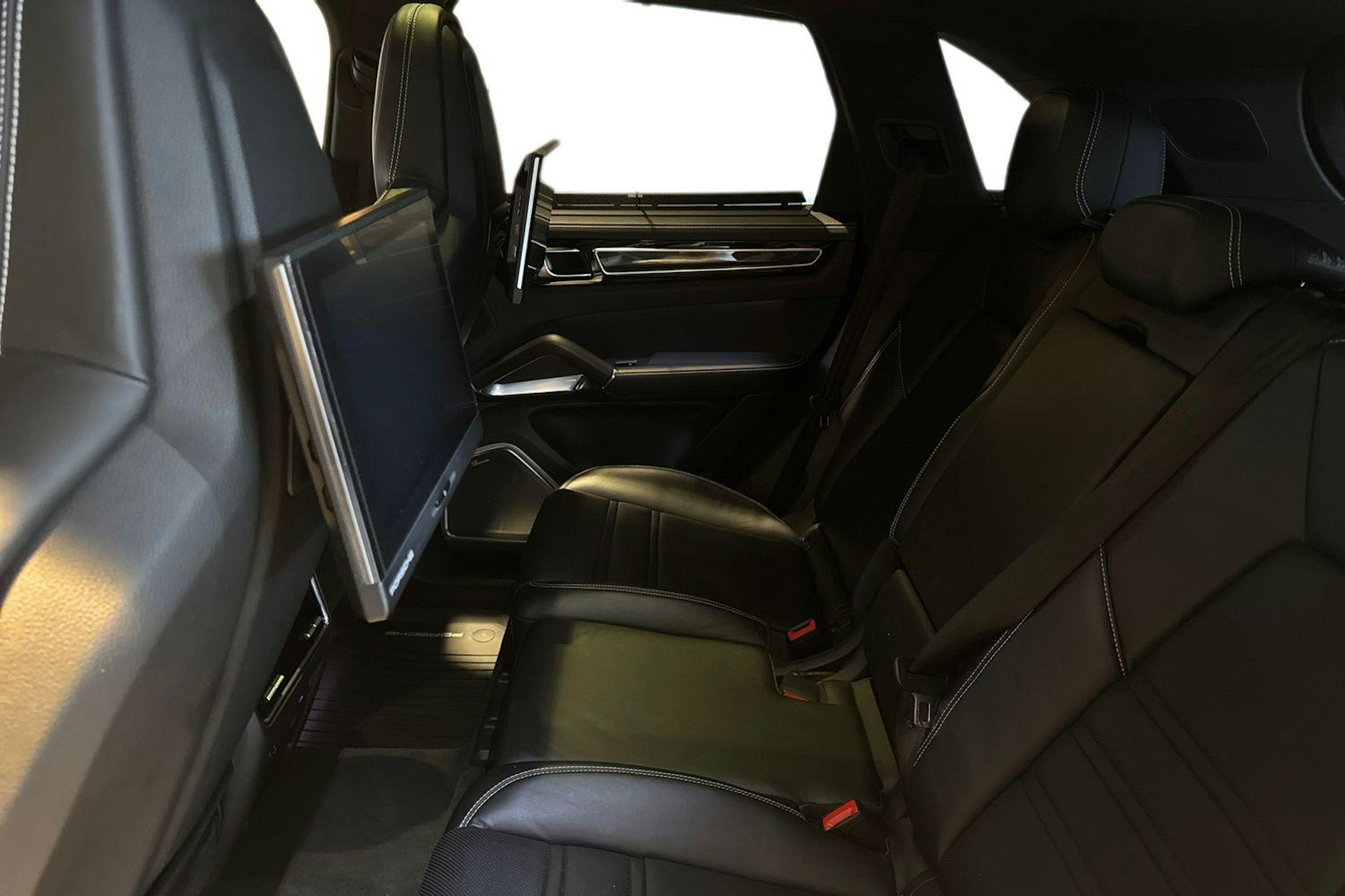 valkoinen Porsche Cayenne 2019 kuva 8.