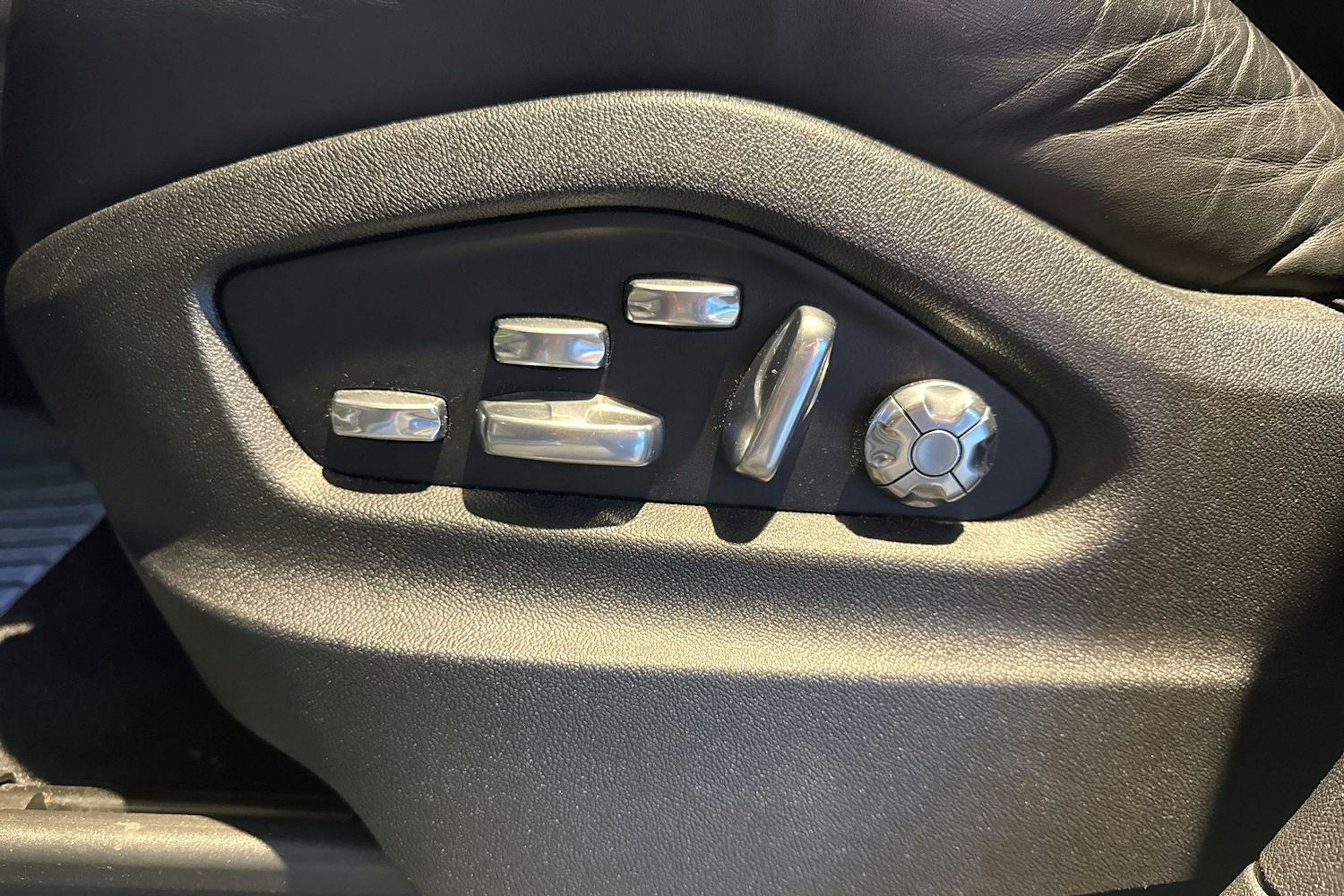 valkoinen Porsche Cayenne 2019 kuva 11.