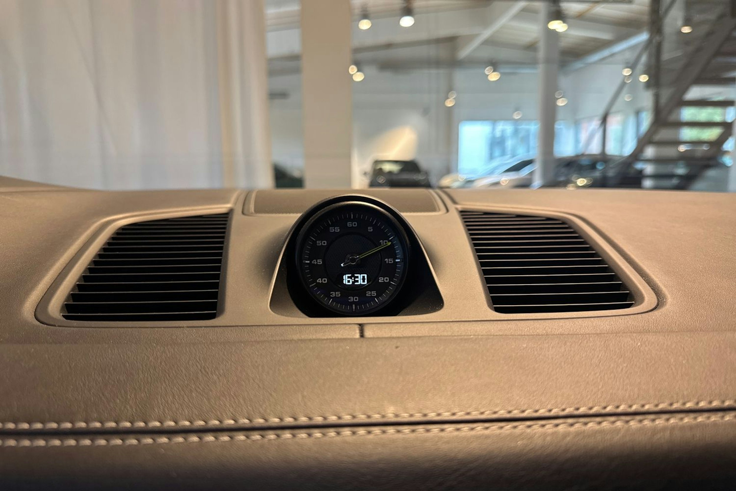 valkoinen Porsche Cayenne 2019 kuva 15.