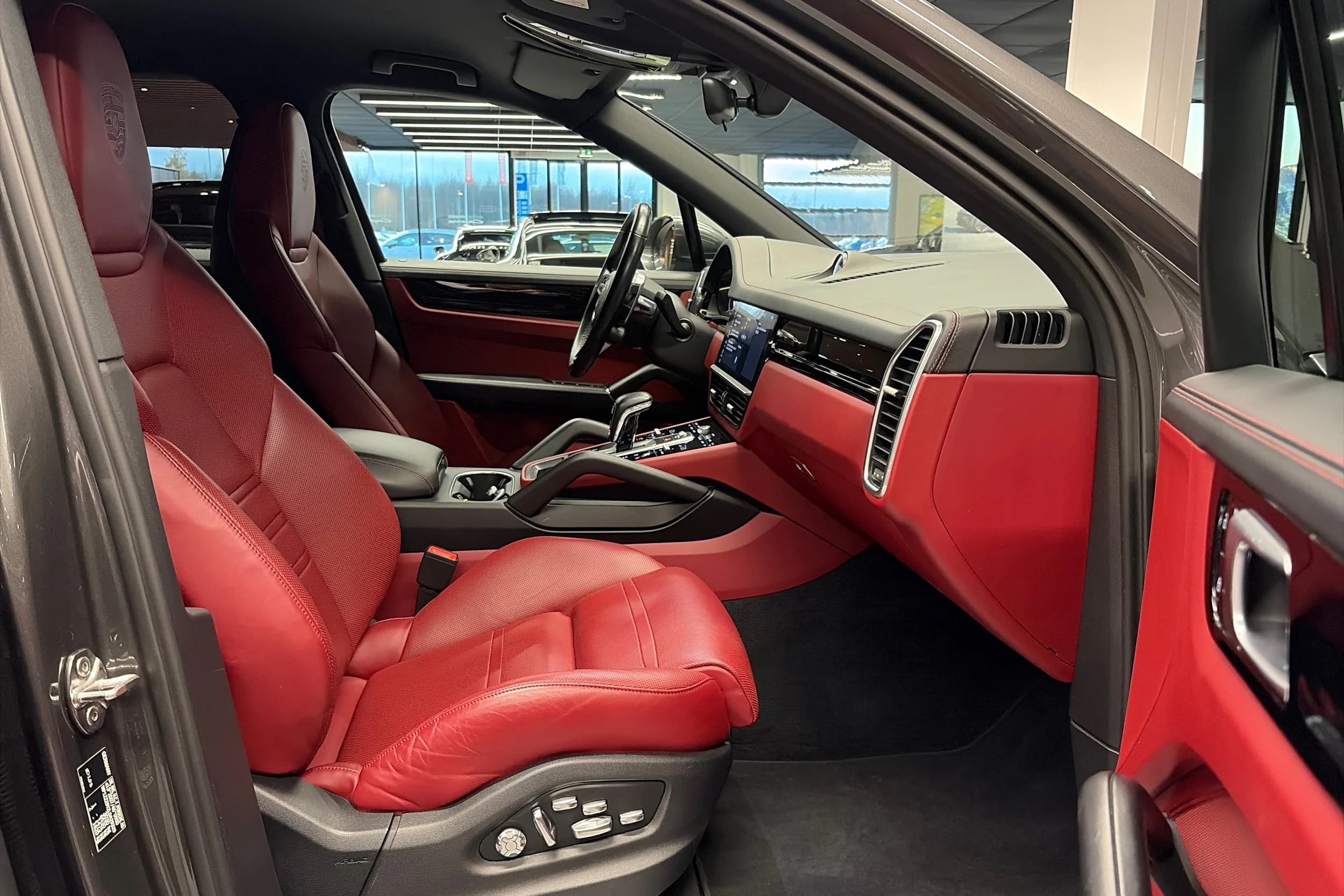 harmaa Porsche Cayenne 2019 kuva 24.